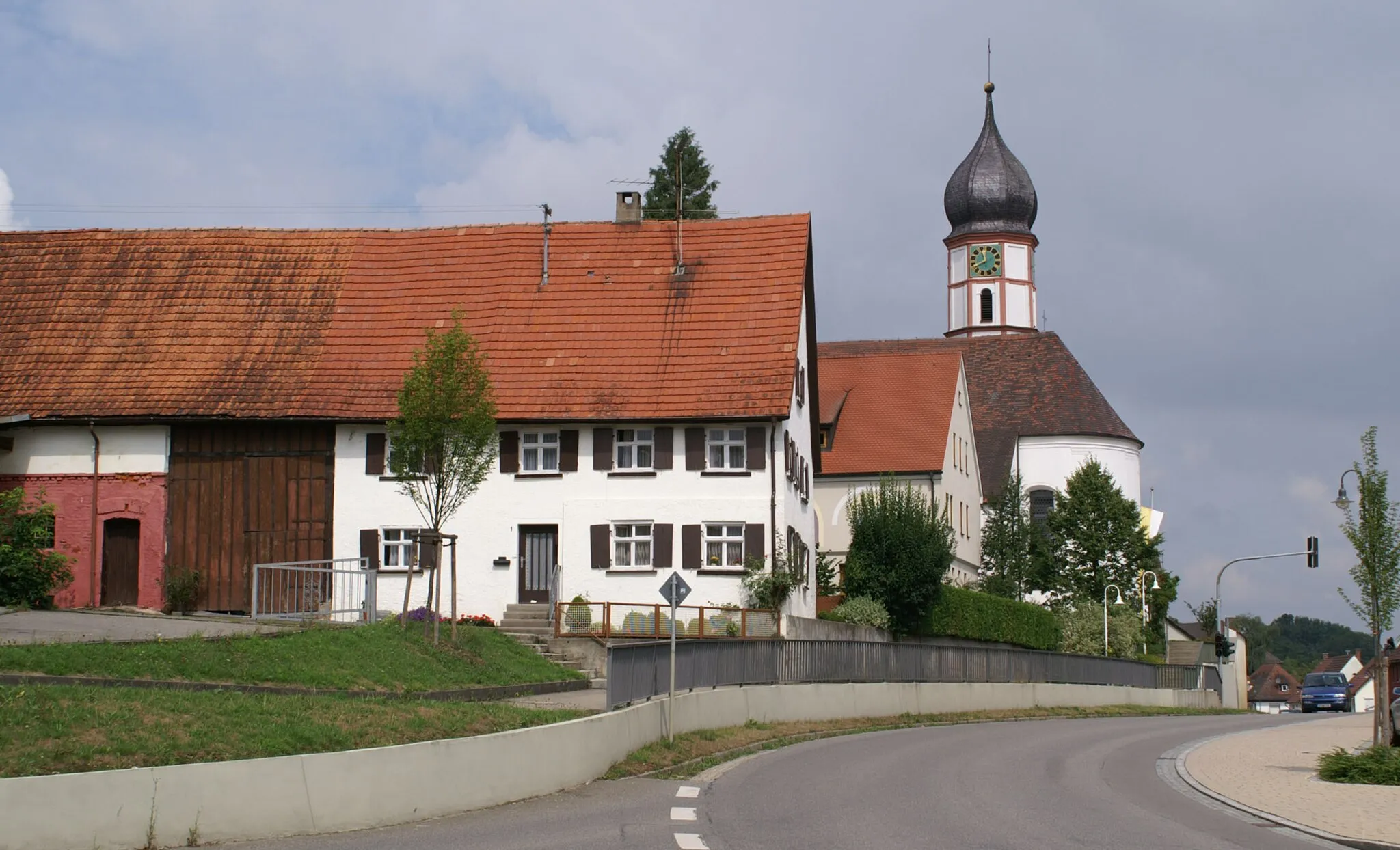 Photo showing: Achstetten - Ortsmitte mit Kirche St. Oswald (2006)