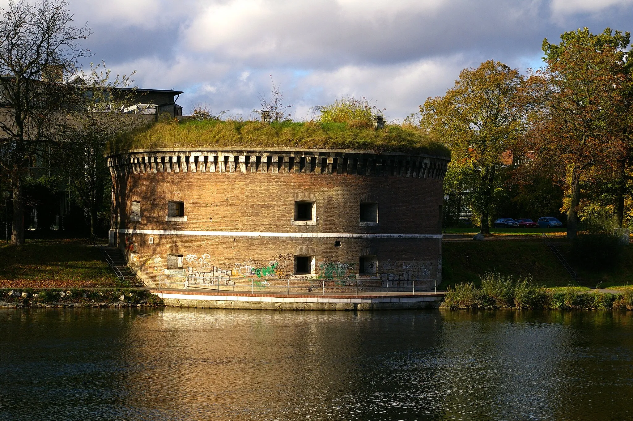 Photo showing: Unterer Donauturm, auch Roter Turm genannt