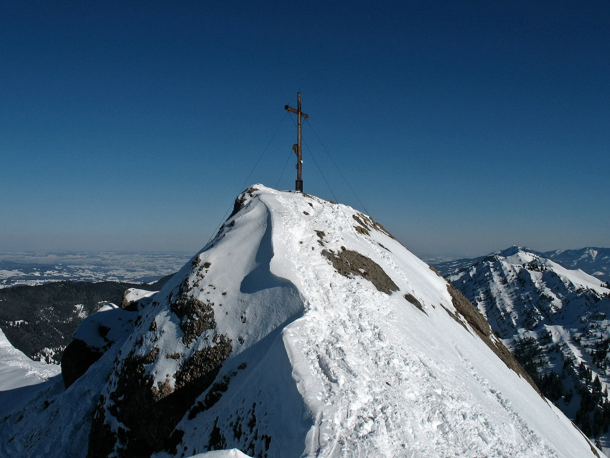Photo showing: Gipfelkreuz auf dem Rindalphorn (1821 m), rechts daneben der Buralpkopf (1772 m).