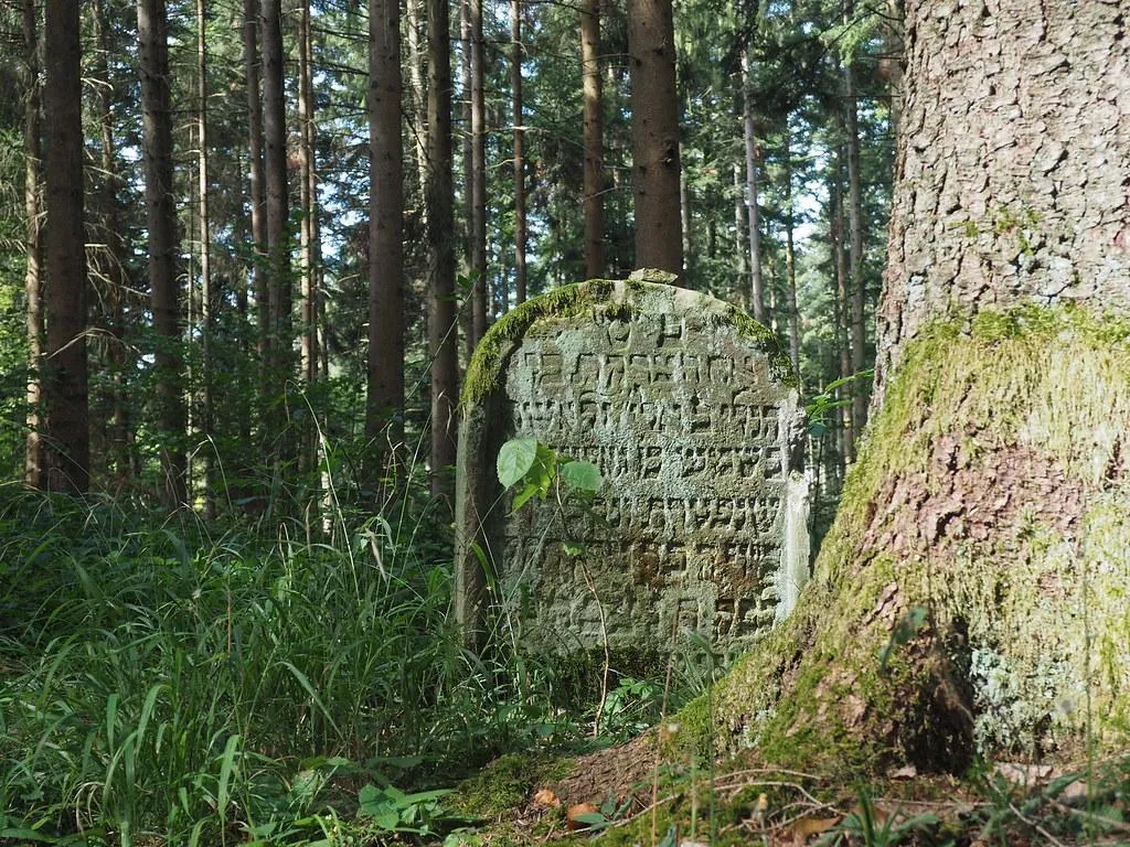 Photo showing: Belegt wurde der Friedhof ab Mitte des 16. Jahrhunderts bis ca. 1884. Vom in der Nähe verlaufenden Wanderweg aus, hat man eine hervorragende Sicht auf die Schwäbische Alb