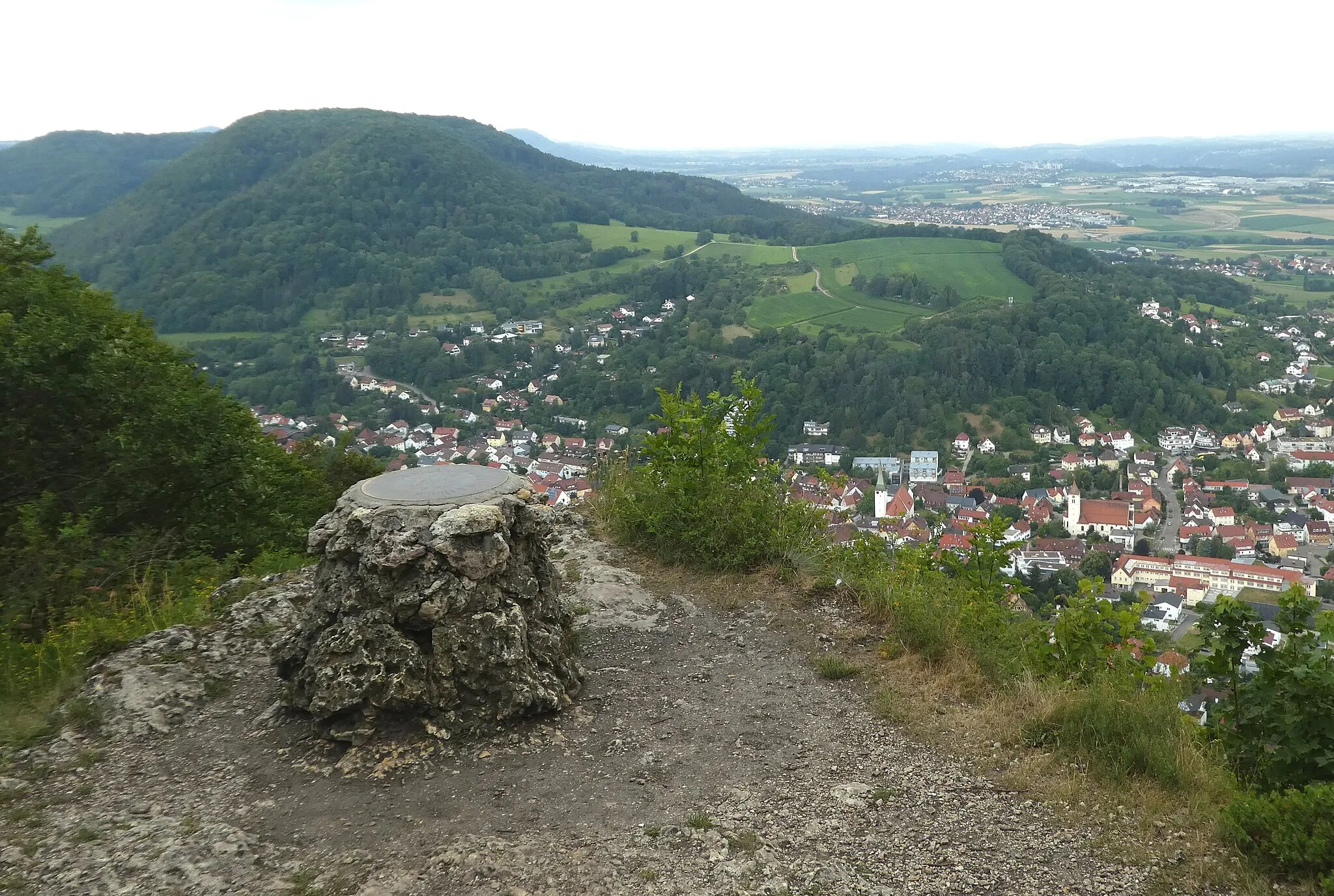 Photo showing: Rosenstein bei Heubach - Lärmfels mit Blick auf die Steinzeit-Fundstelle „Sand“, die sich auf der gegenüberliegenden Hochfläche in der oberen rechten Bildhälfte befindet