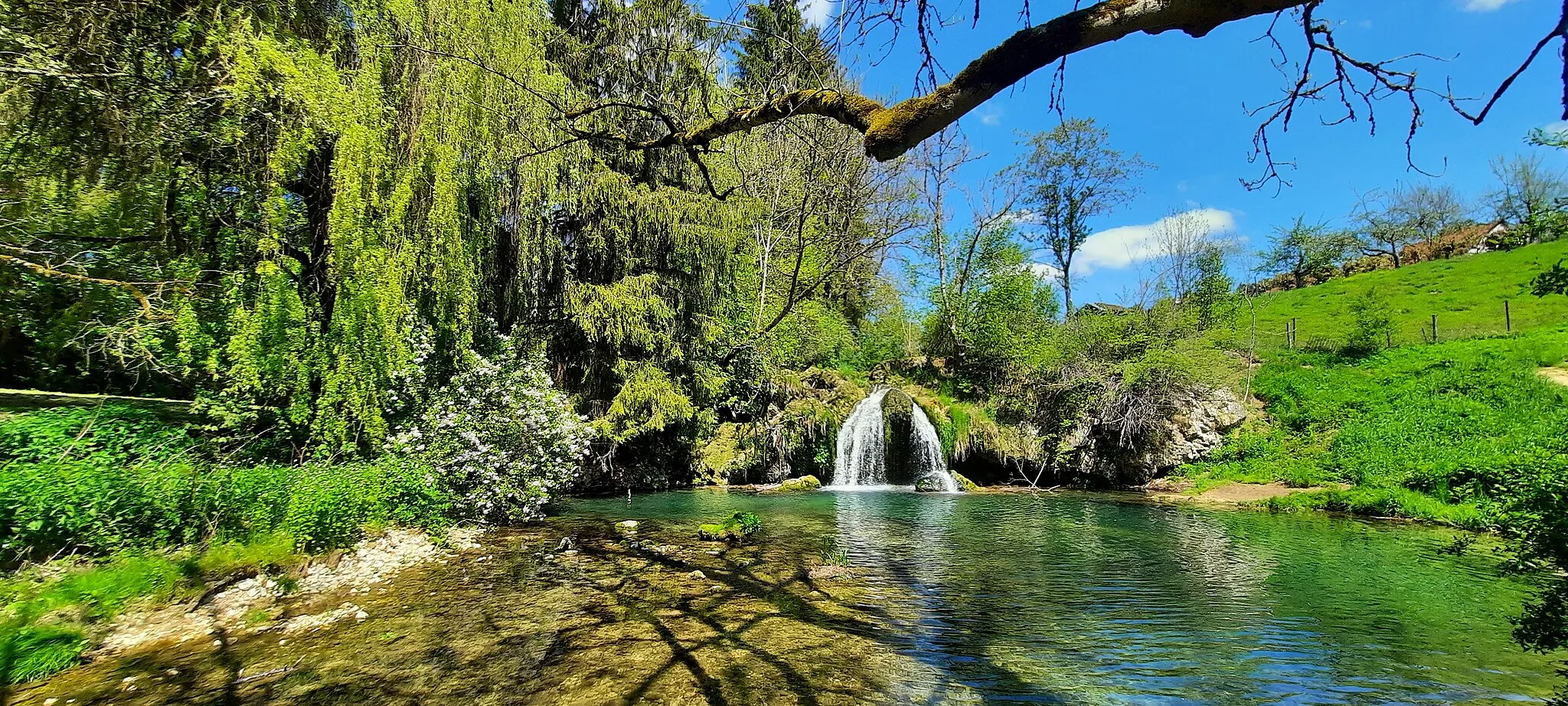 Photo showing: Der Lauchert-Wasserfall "Gieß" in Veringenstadt im Ortsteil Veringendorf war, nach der Wassermenge und der Höhe der Kalktuffbarre, der größte Wasserfall der Schwäbischen Alb. Der Wasserfall wurde durch den Bau eines E-Werks in den 1920er Jahren erheblich beeinflusst.