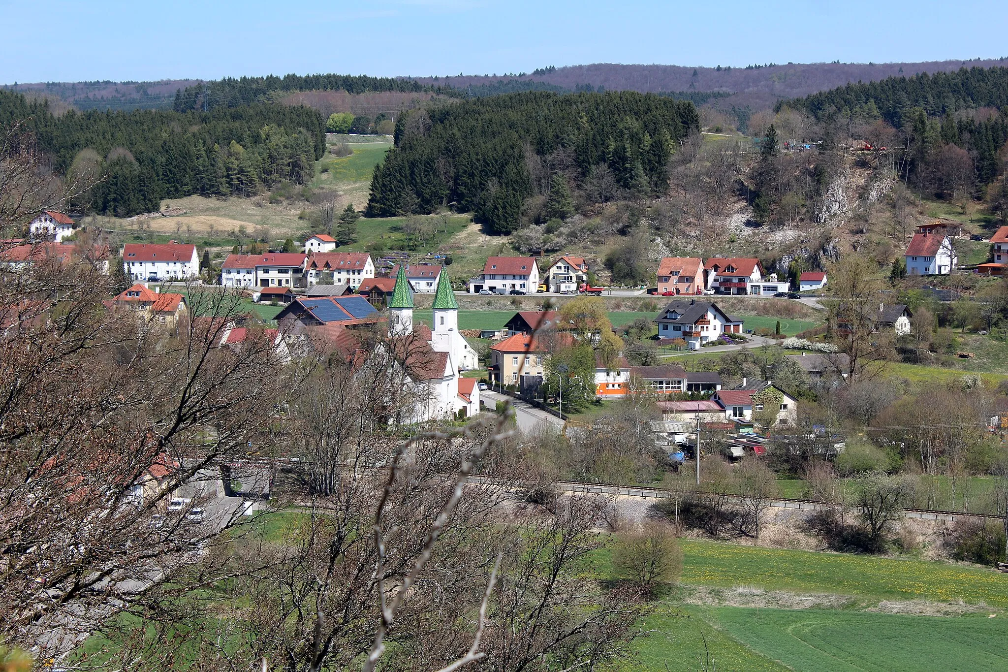 Photo showing: Naturpark Obere Donau: Blick nach (Nord)Osten auf den Ort Veringendorf von der Felsengruppe rechtsseitig der Lauchert ca. 200m nach dem Ortsausgang in Richtung Jungnau. – Zum Aufnahmestandort: Die 20m hohe Felsensteilwand ist ca. 40m breit und weist im oberen Bereich noch Teilstücke eines alten Mauerwerks der Ruine Affelstetten auf. Die Burg wurde vermutlich während es 13. Jahrhunderts vom in Affelstetten ansässigen Ortsadel erbaut.