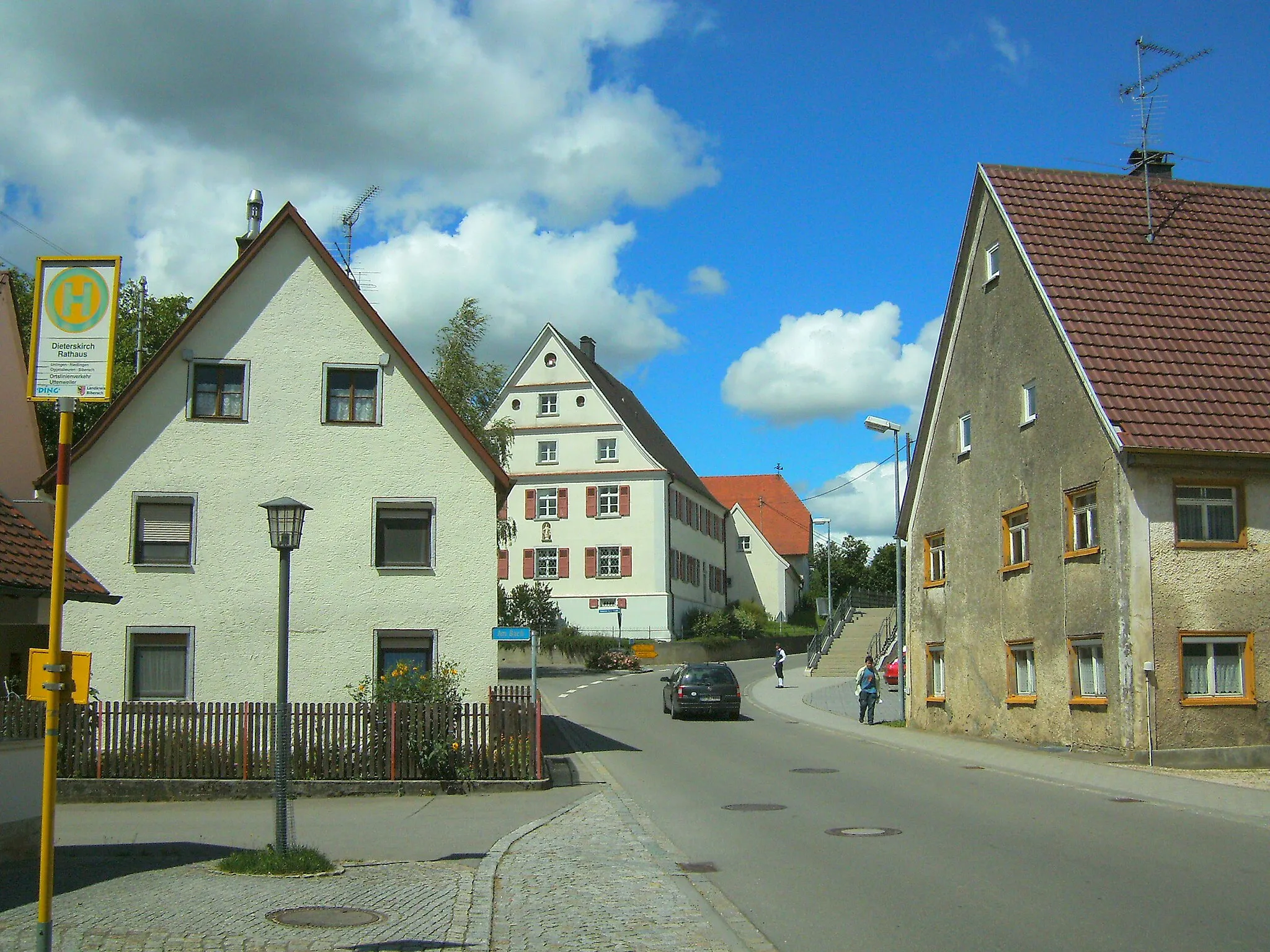 Photo showing: Dieterskirch Pfarrhof - rote Läden