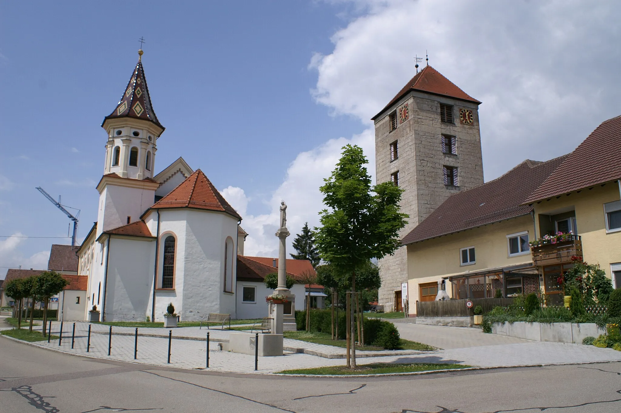 Photo showing: Dorfmitte von Emerkingen im Alb-Donau-Kreis mit Kirche und Römerturm