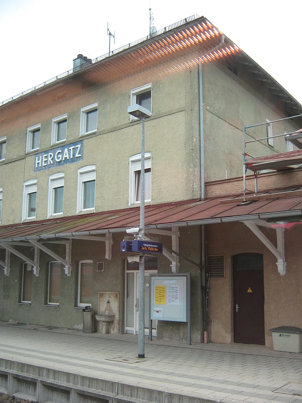 Photo showing: Der Bahnhof Hergatz im Landkreis Lindau verbindet die Allgäubahn (Bayern) von München nach Lindau mit der Bahnstrecke Kißlegg–Hergatz