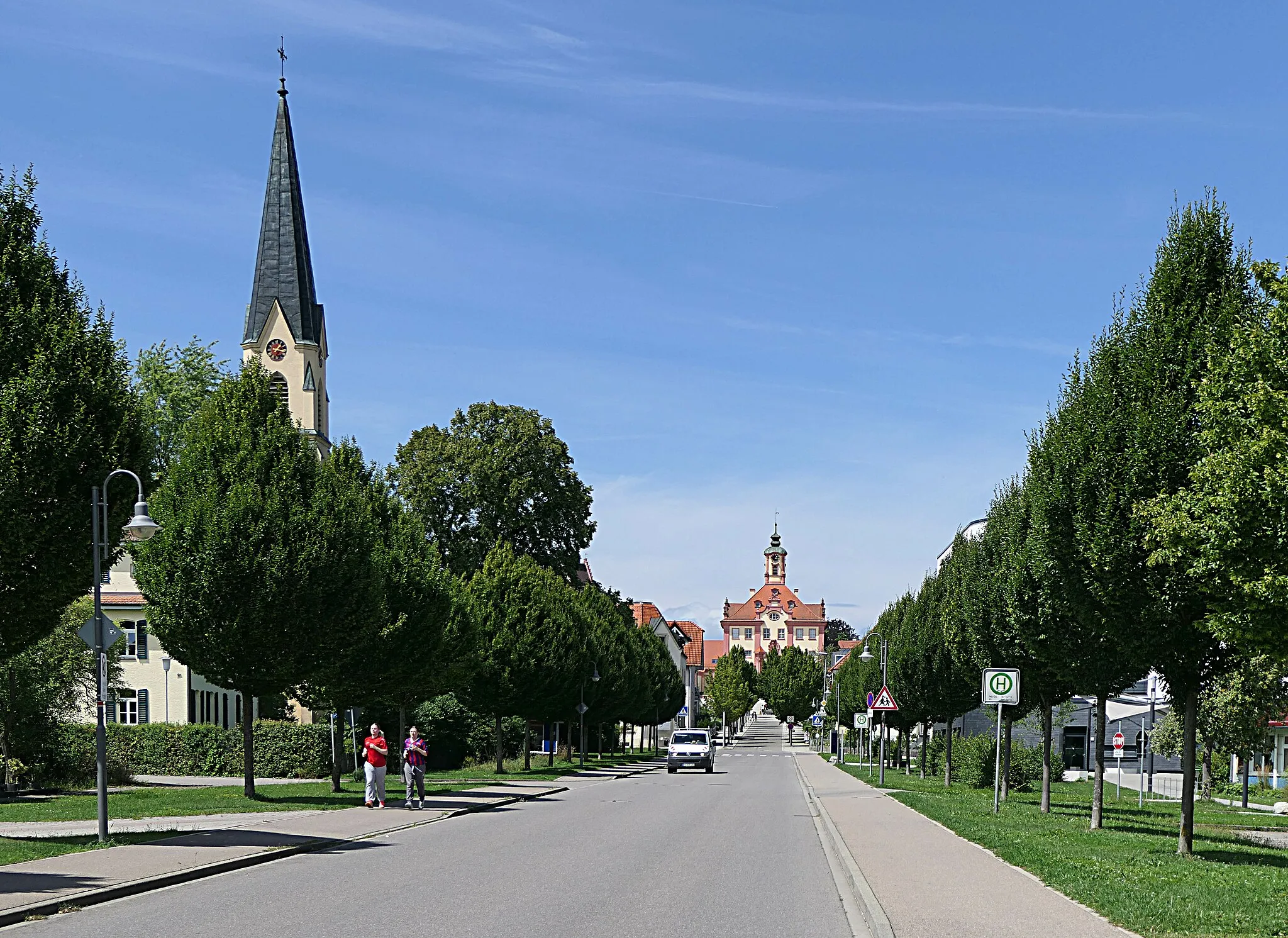 Photo showing: Herzog-Albrecht-Allee mit evang. Kirche und Schloss Altshausen