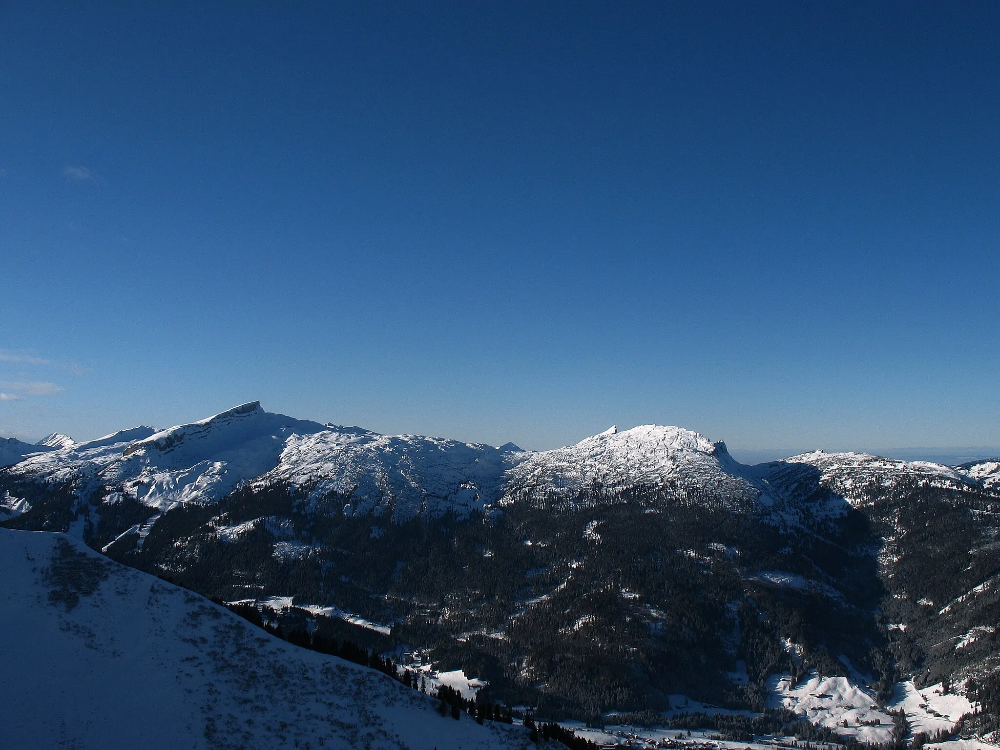 Photo showing: Blick vom der Bergstation Kanzelwand nach Westen über das Kleine Walsertal zu Hohem Ifen (2229 m), Oberen- (2033 m) und Unteren Gottesackerwände (1857 m).