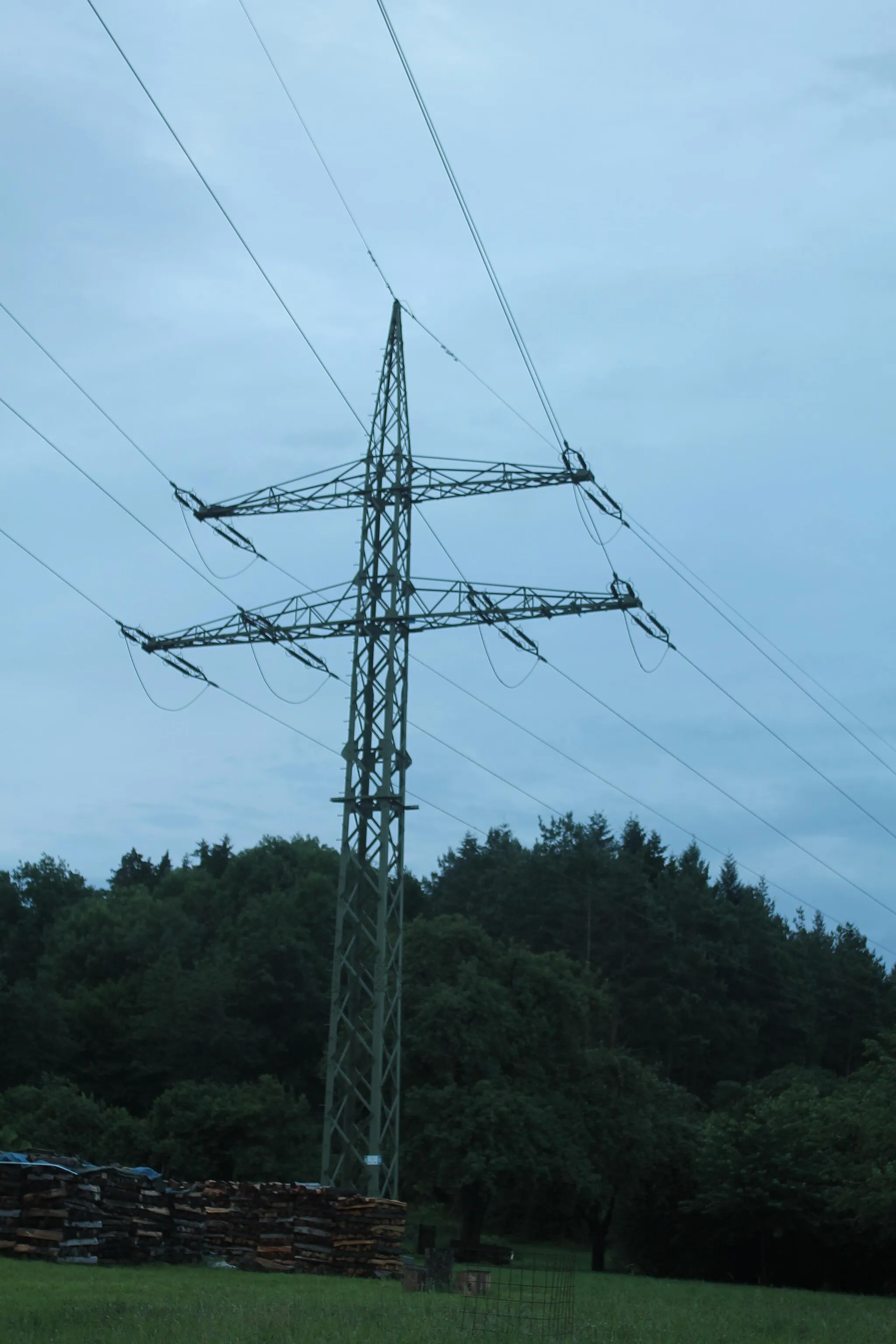 Photo showing: Ehemaliger Abzweigmast (Anlage 527, 110 kV) bei der Gomaringer Schleifenmühle, an dessen unterster – inzwischen demontierter – Traverse die Anlage 0704 endete.