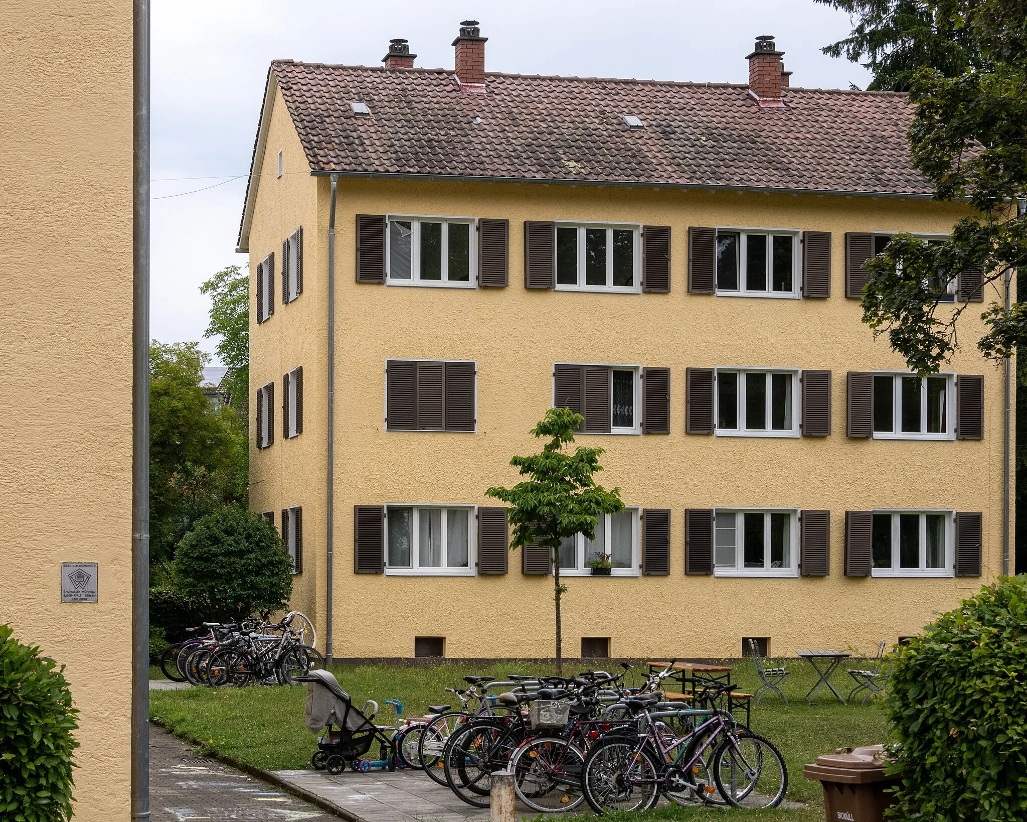 Photo showing: Mehrfamilienhaus Spechtstr. 6 in Konstanz: Teil einer Überbauung mit Eigentumswohung der Sparkassen-Wohnbau Baden-Pfalz gGmbH, Karlsruhe.