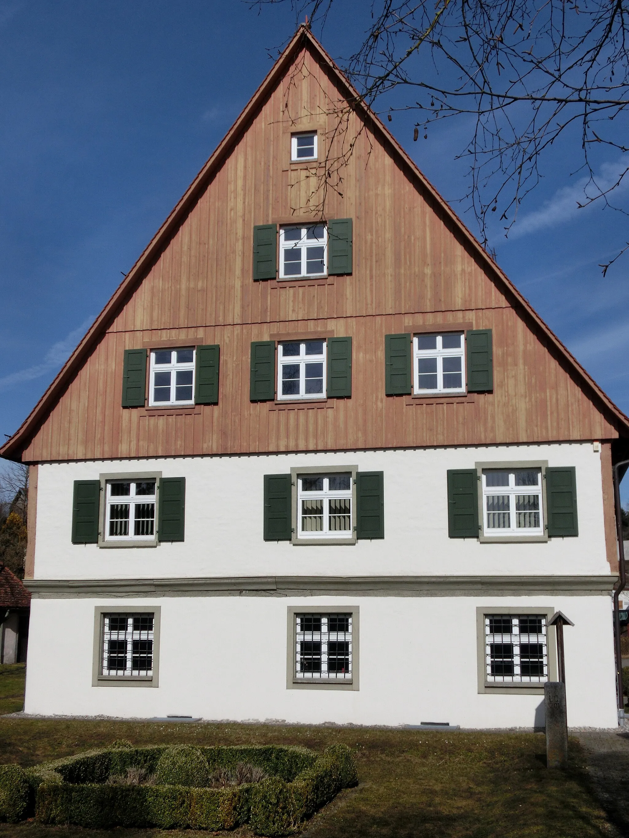 Photo showing: Deutschland (D) - Baden-Württemberg (BW) - Landkreis Sigmaringen (SIG) - Gemeinde Ostrach, Rentamtstraße 1: Amtshaus In dem aus dem Jahre 1700 stammenden Gebäude - es erinnert an die Herrschaft des Klosters Salems - befinden sich das Heimat- und das Grenzsteinmuseum.