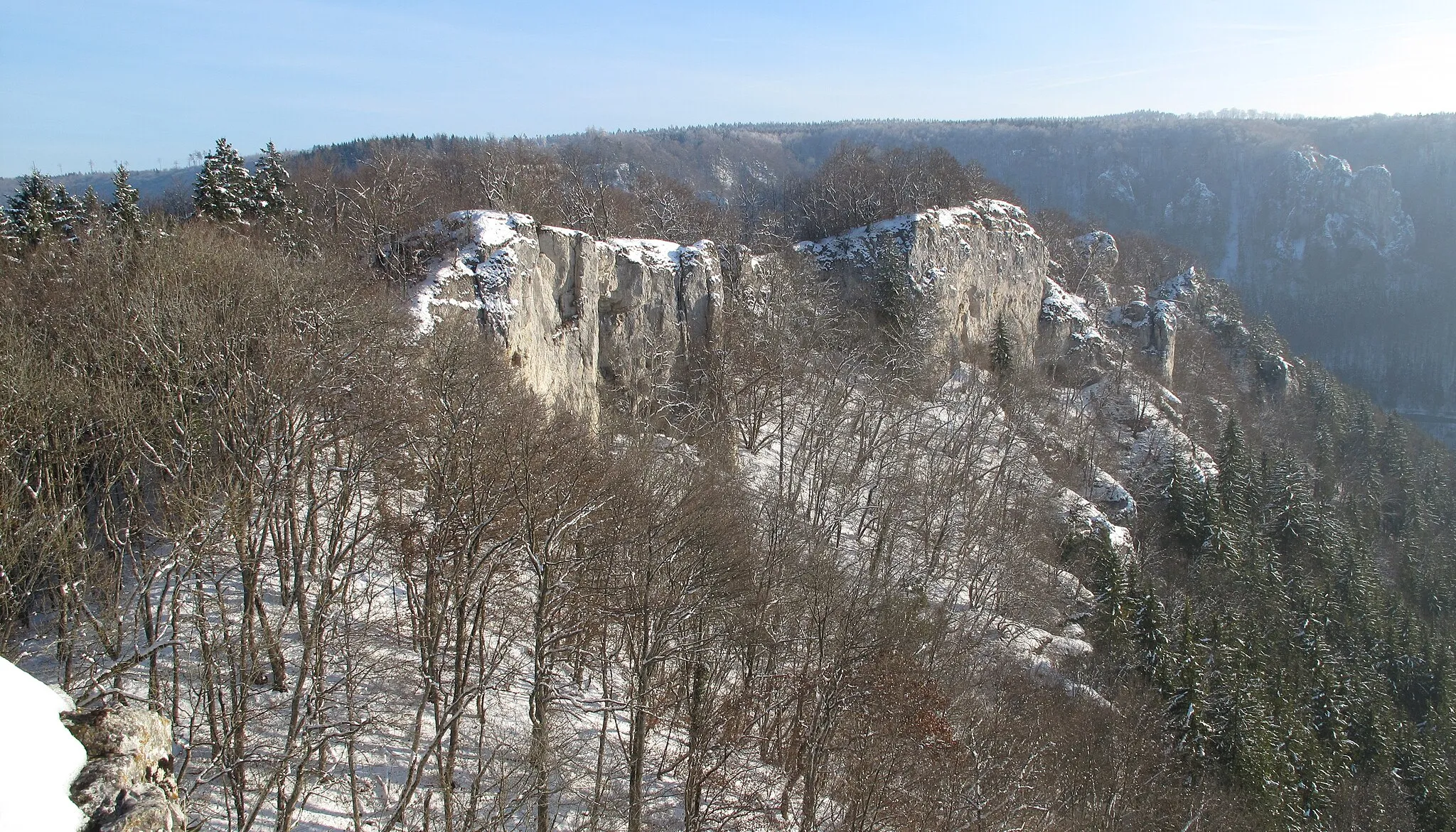 Photo showing: Die, sich nach Süden hinziehende, benachbarte Felsenkette.