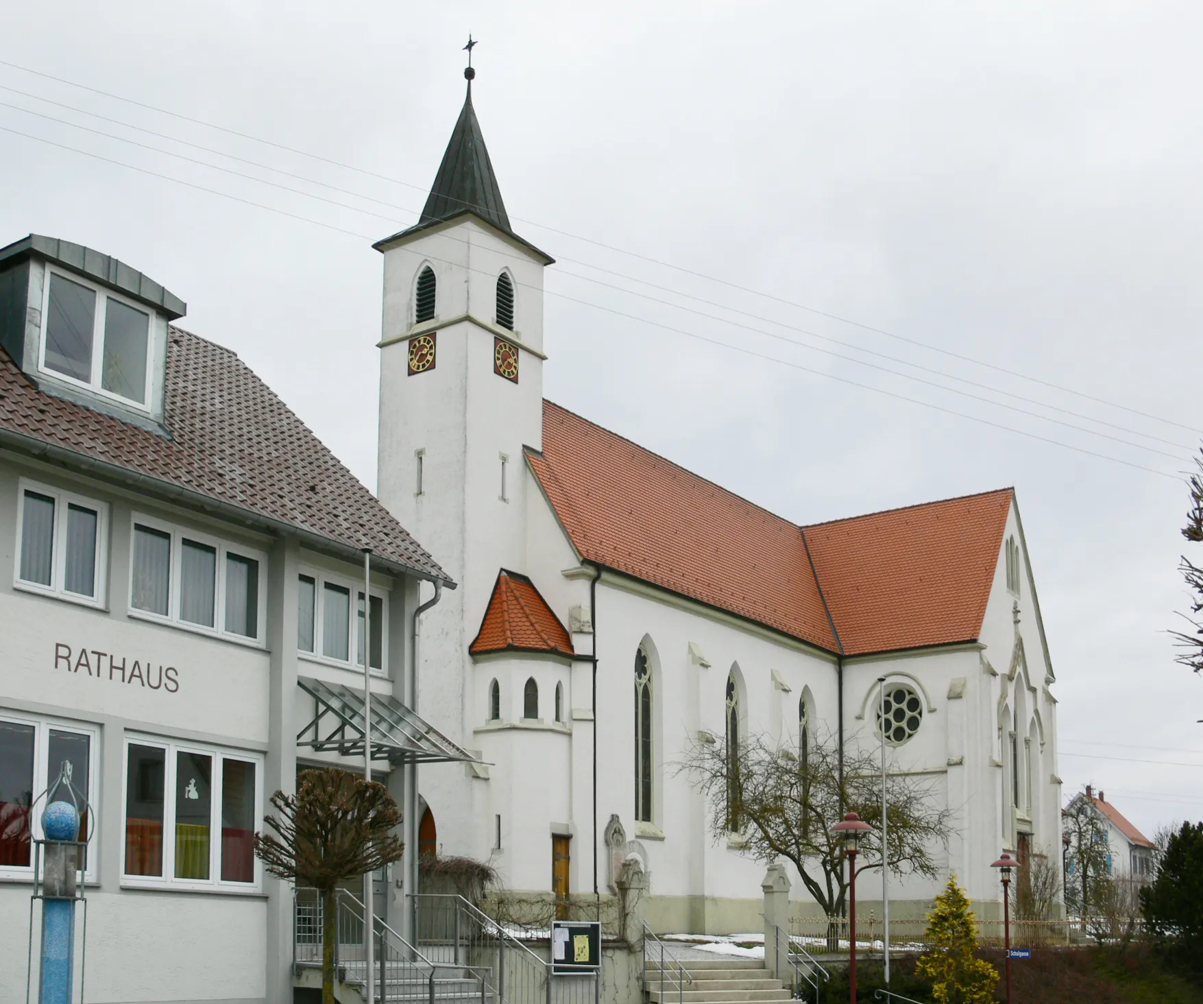 Photo showing: Boms, Rathaus und Pfarrkirche Unserer Lieben Frau von La Salette