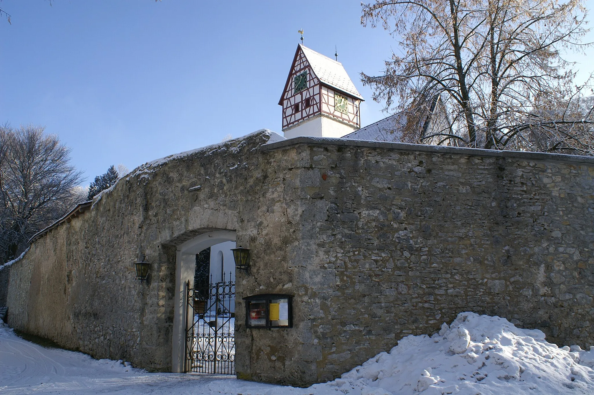 Photo showing: Die Martinskirche in Zainingen ist von einer mächtigen Schutzmauer umgeben