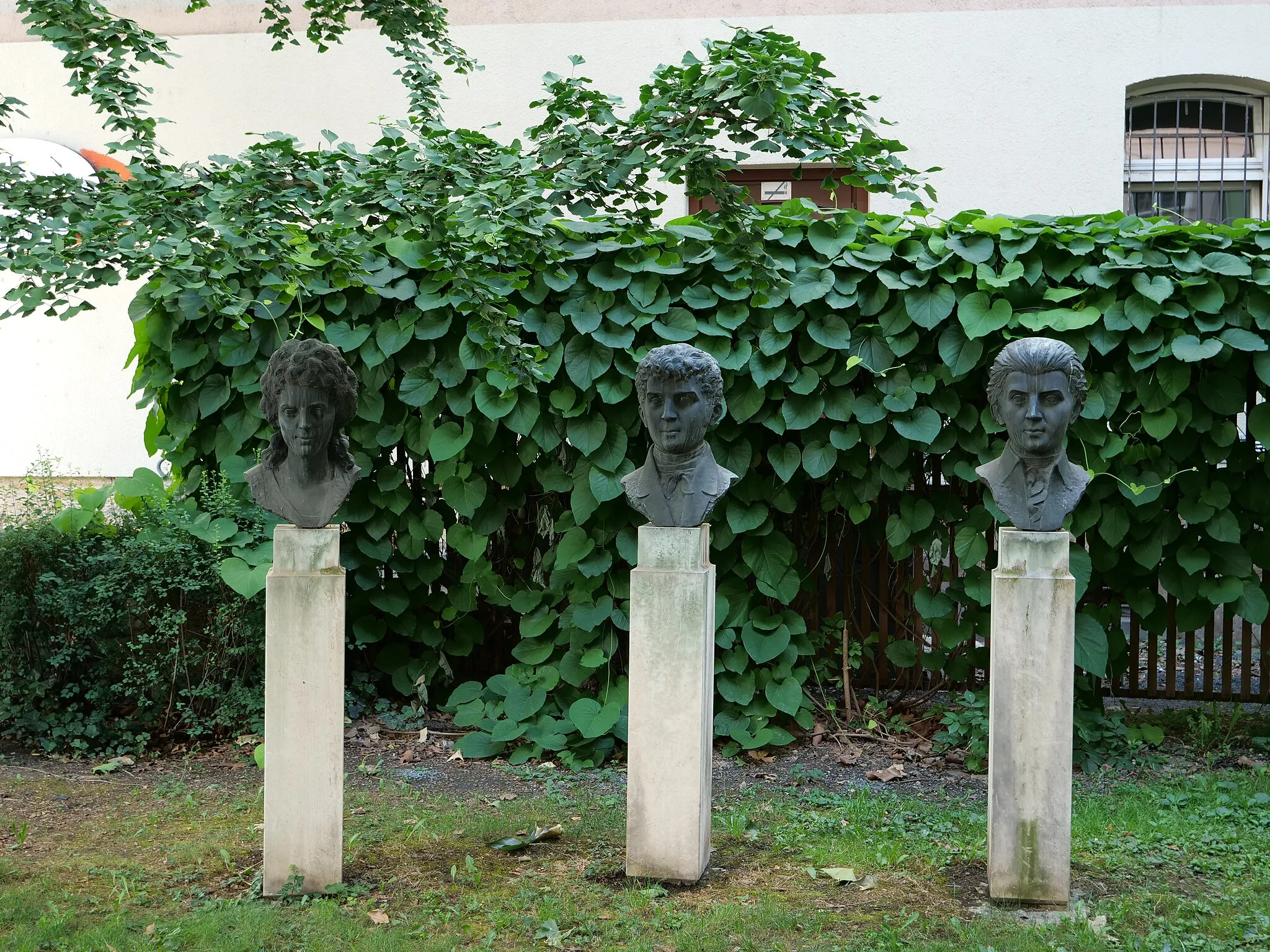 Photo showing: Büsten von Caroline, August Wilhelm und Friedrich Schlegel vor dem Romantikerhaus in Jena