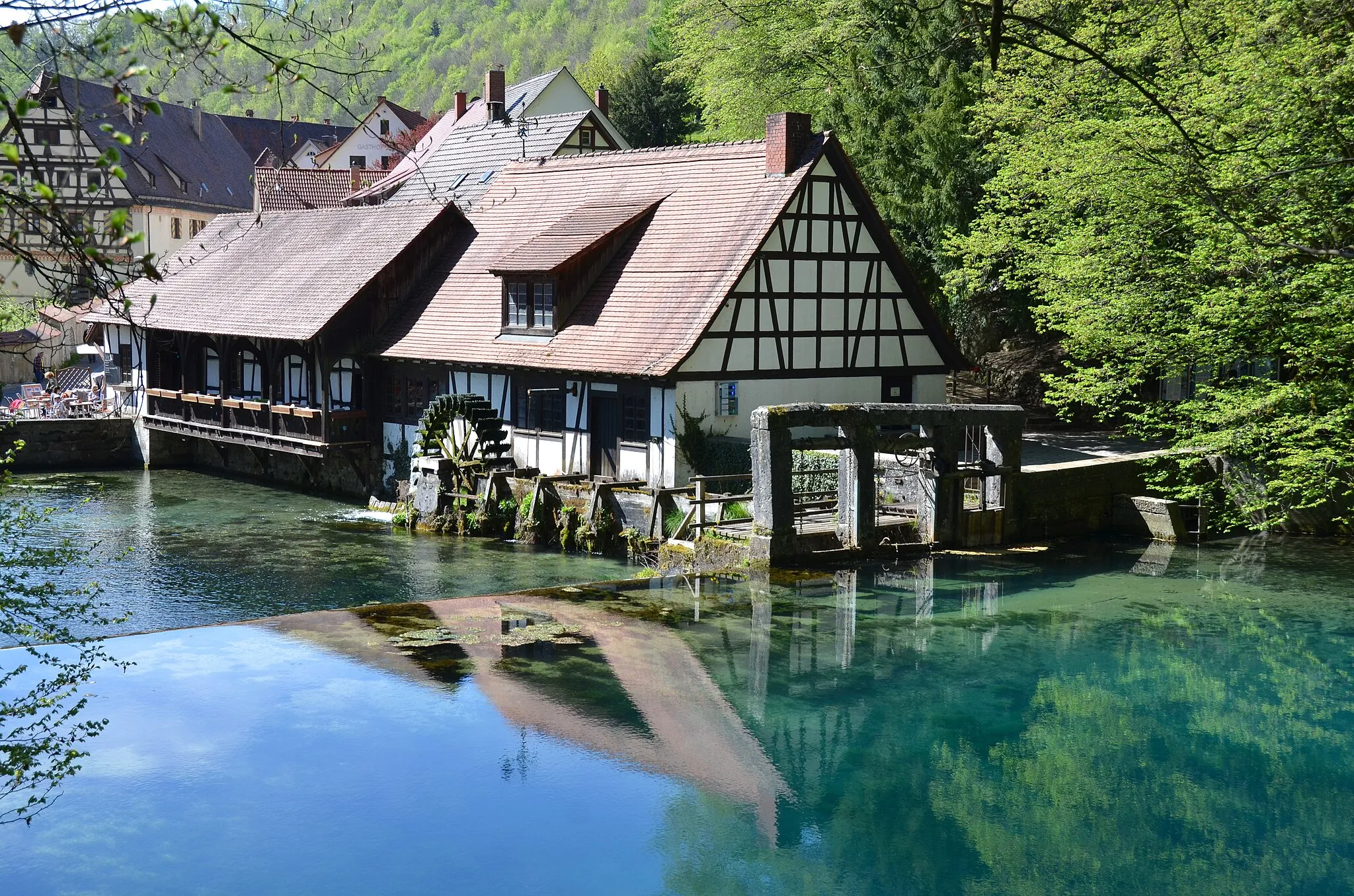 Photo showing: (LSG:BW-4.25.108)_Blaubeuren und FFH-Schutzgebiets-Nr. 7524341, Naturdenkmal Blautopf Nr. 84250200023, Hammermühle am Blautopf in Blaubeuren (2019)