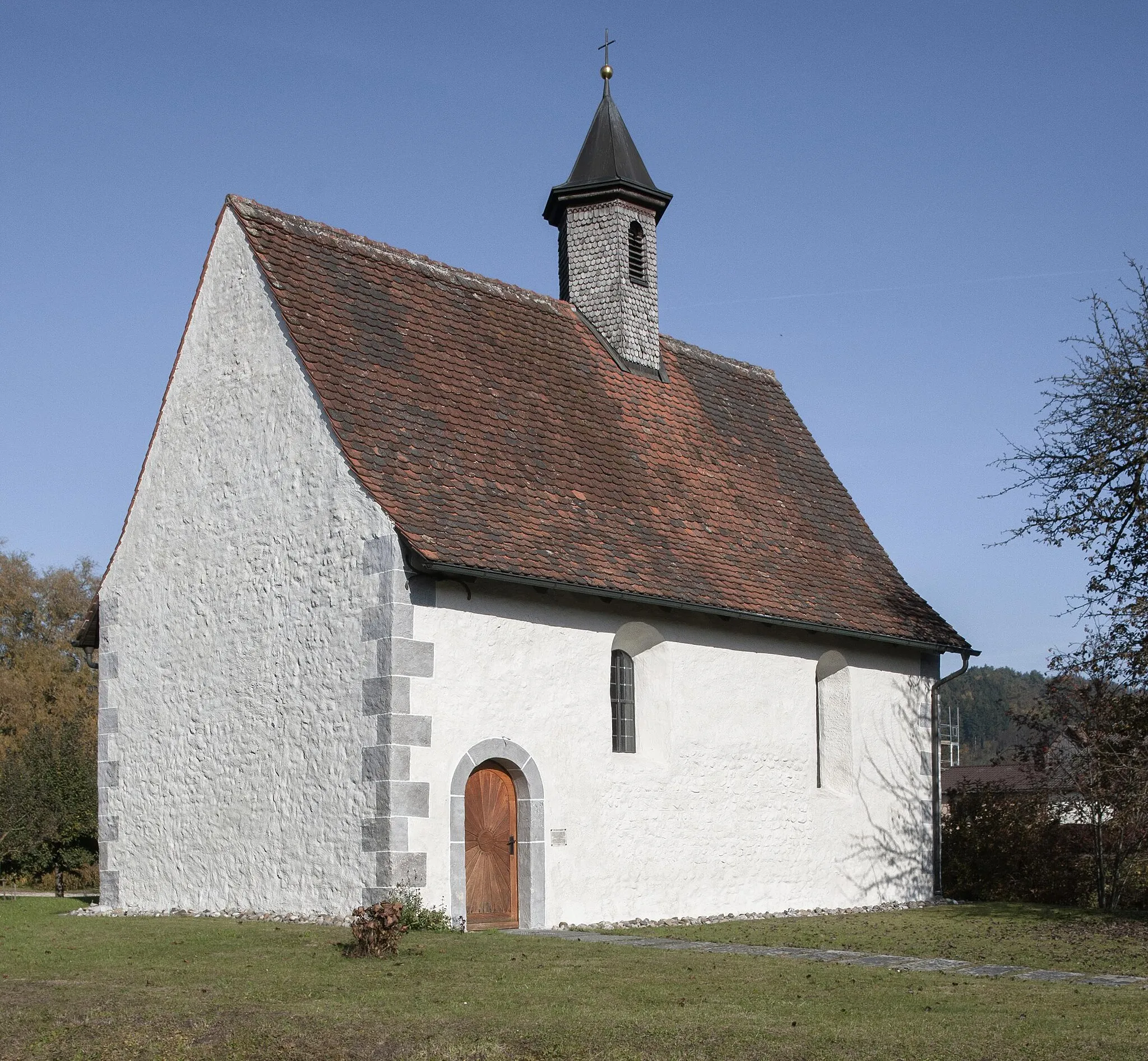 Photo showing: Die Kapelle ist romanischen Ursprungs und das älteste Gebäude in Wittenhofen