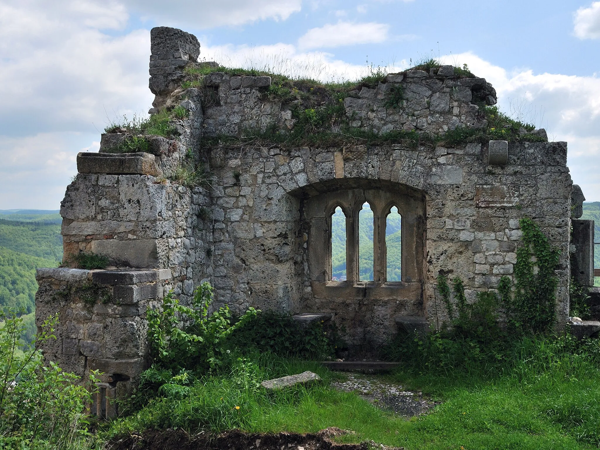 Photo showing: Wall remains on the castle ruin Hohenurach in Swabian Jura in the German Federal State Baden-Württemberg.