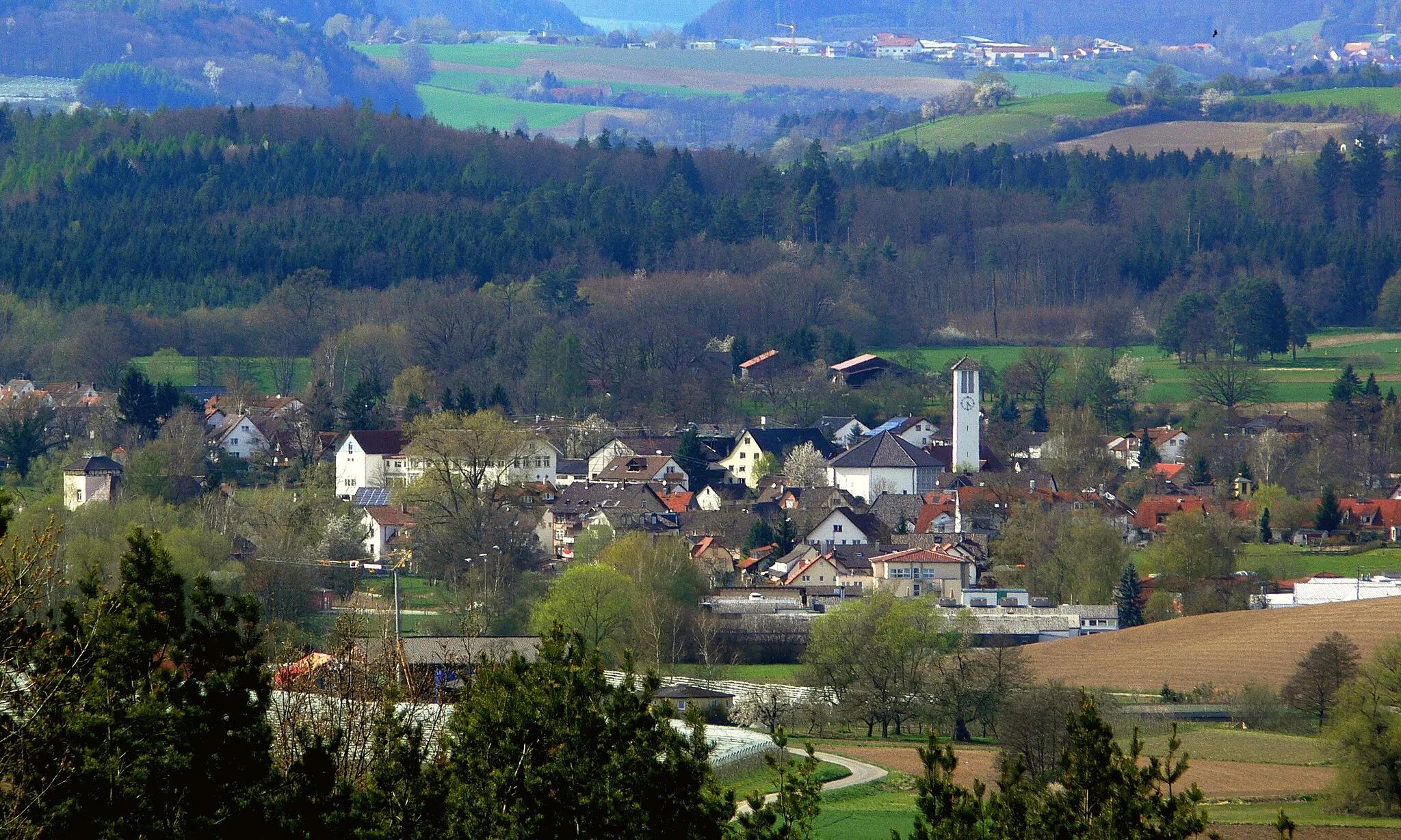 Photo showing: Blick von der Wallfahrtskirche Baitenhausen (Stadt Meersburg), Bodenseekreis
in Richtung Untersiggingen (Ortsteil von Deggenhausertal) mit Pfarrkirche Maria Königin