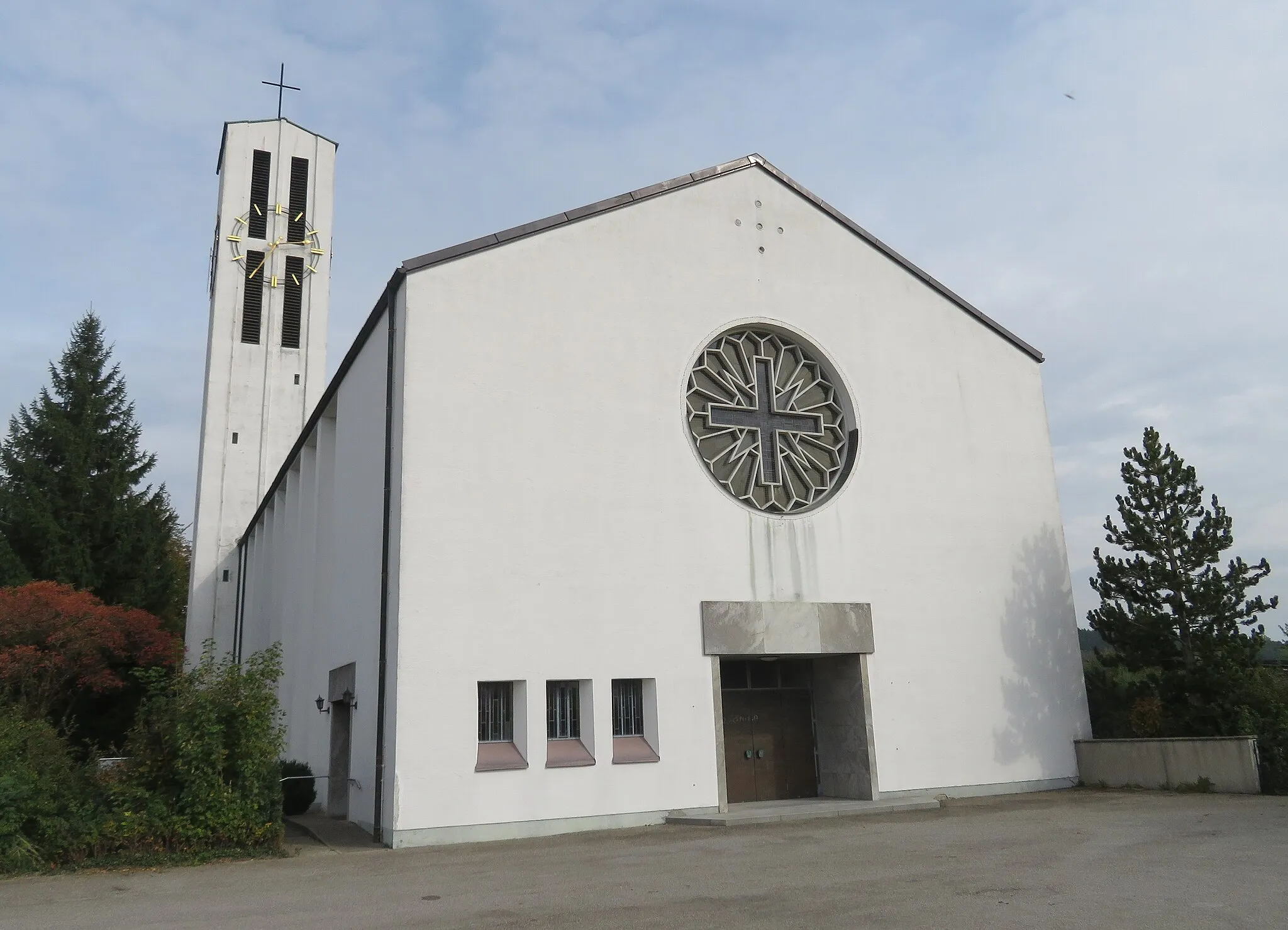 Photo showing: Neu-Ulm Gerlenhofen Kirche St. Maria Königin des Himmels und der Erde, Saalbau mit Turm an der Nordseite, südlich am Chor anschließender Bauriegel mit Sakristei, Nebenraum und Pfarrsaal, von Erwin Böhm, 1958 ff.; mit Ausstattung