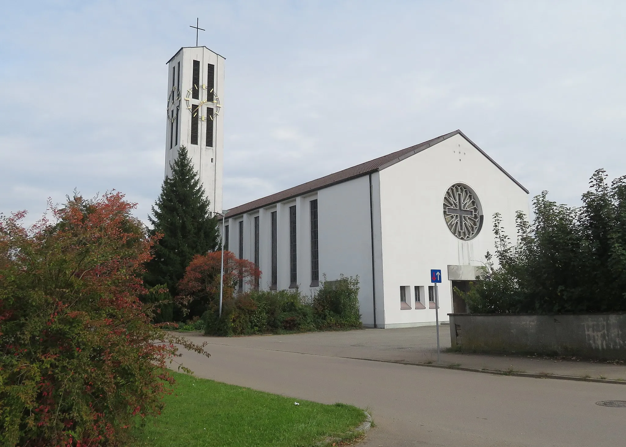 Photo showing: Neu-Ulm Gerlenhofen Kirche St. Maria Königin des Himmels und der Erde, Saalbau mit Turm an der Nordseite, südlich am Chor anschließender Bauriegel mit Sakristei, Nebenraum und Pfarrsaal, von Erwin Böhm, 1958 ff.; mit Ausstattung