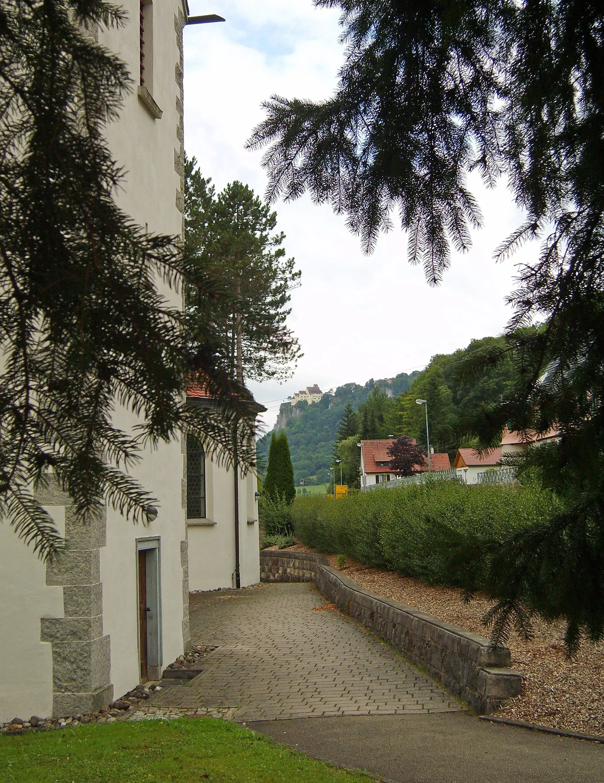 Photo showing: Pfarrkirche St. Nikolaus, Hausen im Tal, Gemeinde Beuron, Landkreis Sigmaringen Außenansicht mit Schloss Werenwag im Hintergrund