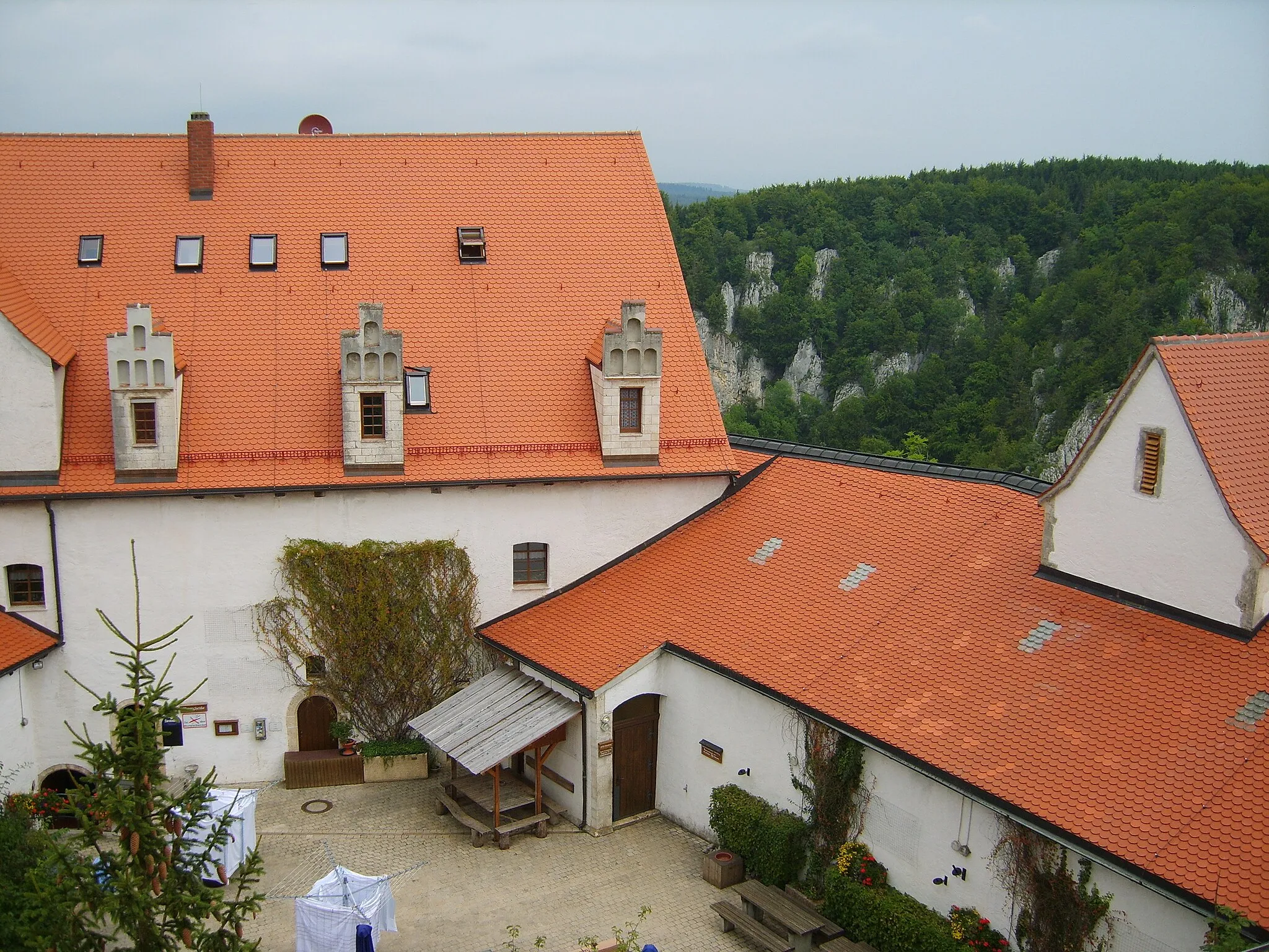 Photo showing: Burg Wildenstein
Burg Wildenstein. Blick vom Kommandantenturm in den Burghof

Camera location 48° 03′ 19.82″ N, 9° 00′ 02.65″ E View this and other nearby images on: OpenStreetMap 48.055506;    9.000736