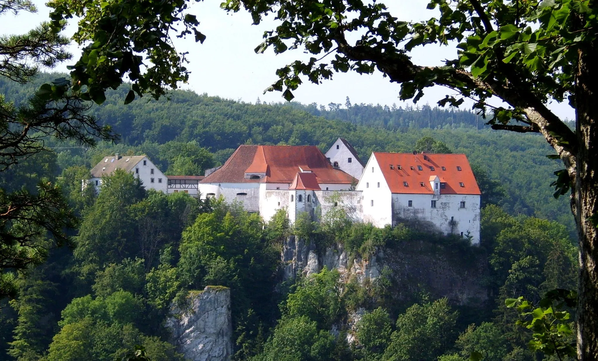 Photo showing: Wildenstein Castle as seen from the Bandfelsen. Here you can also see how the castle rock was hewn for straightening, flush with the buildings to keep the castle safe from storms.