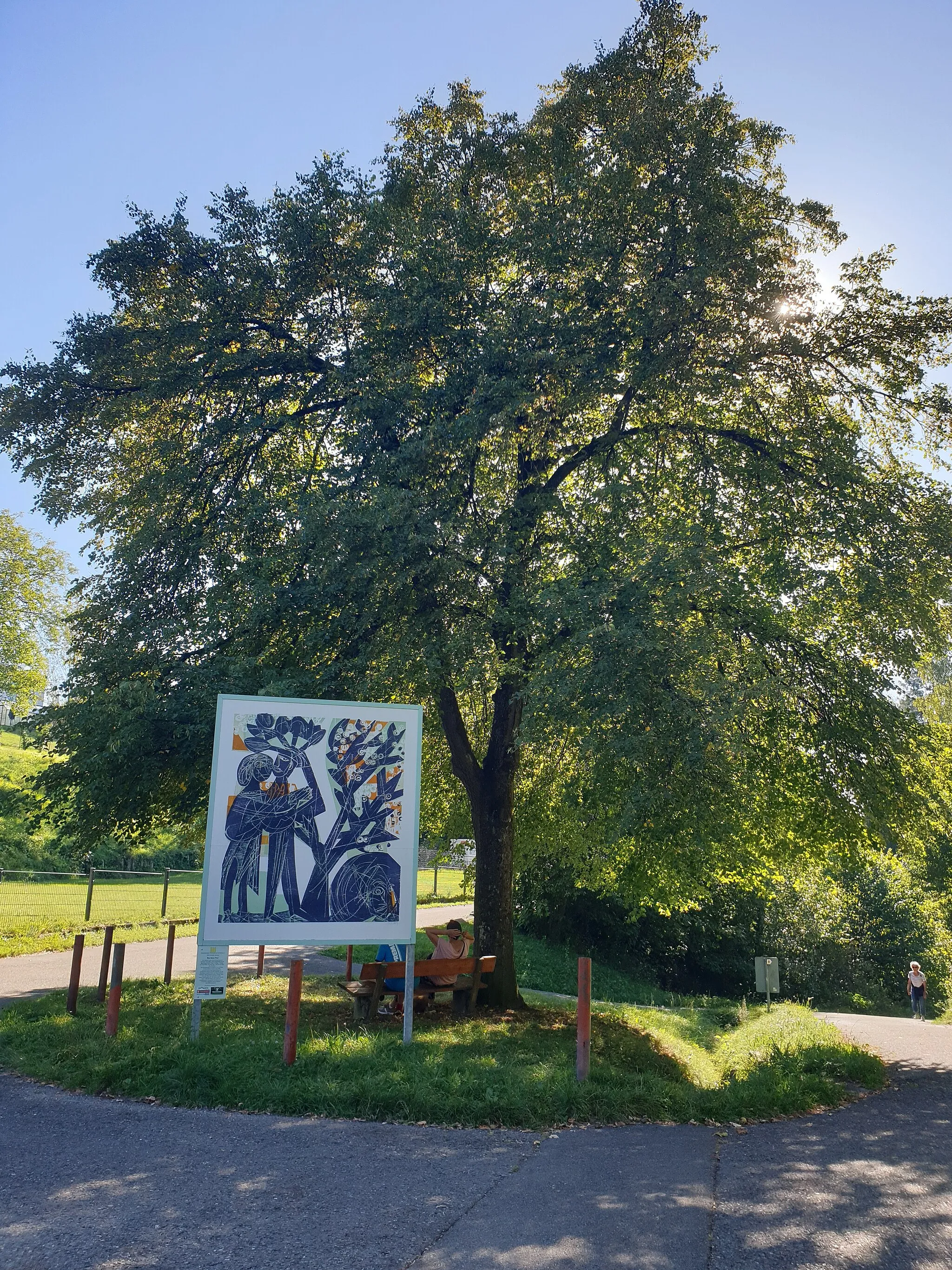 Photo showing: Naturdenkmal in Eningen: Linde, davor Tafel mit HAP Grieshaber Bild "Das blaue Paar"