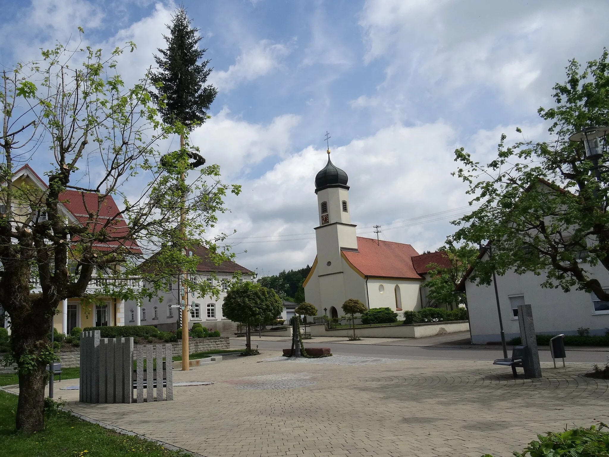 Photo showing: Dorfplatz Harthausen im Mai 2015