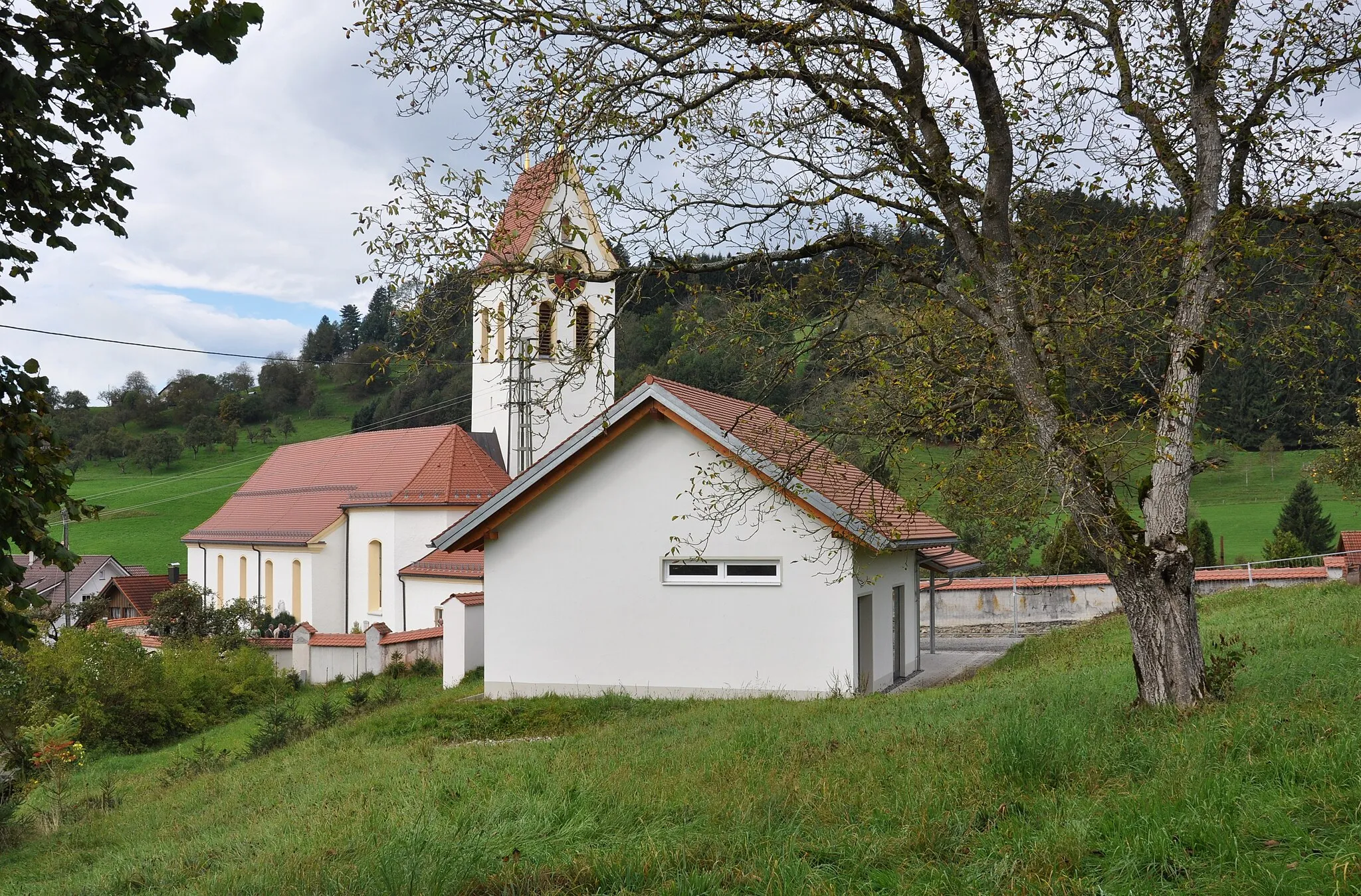 Photo showing: Karsee, Stadt Wangen im Allgäu,

Aussegnungshalle und Pfarrkirche St. Kilian