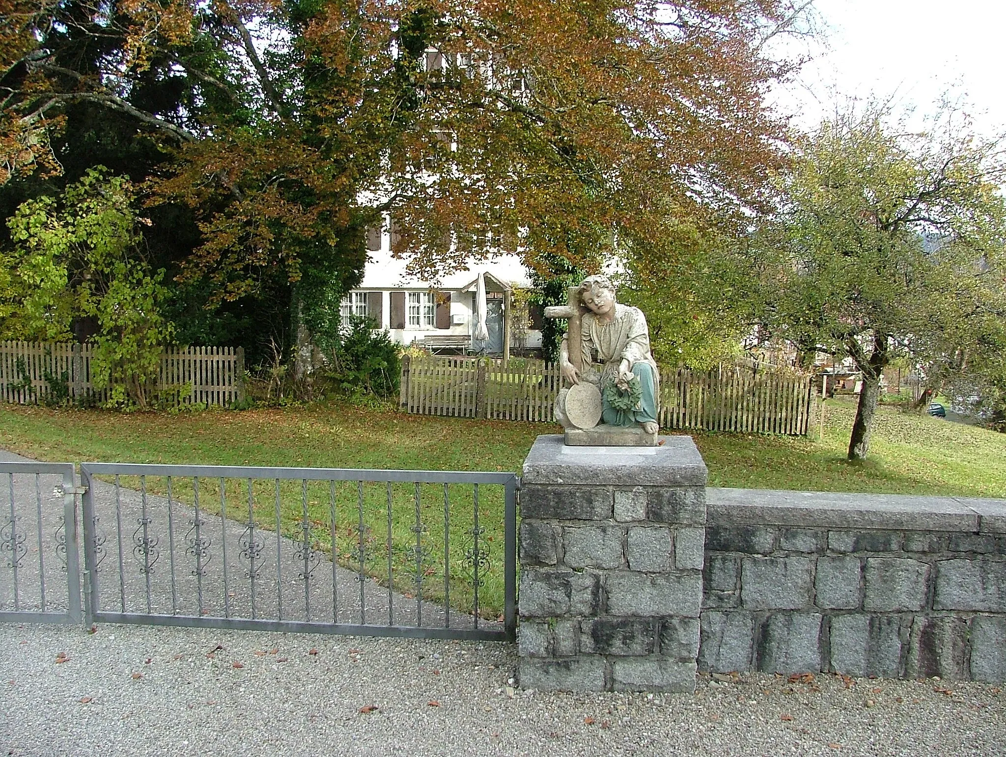 Photo showing: Auf der Friedhofsmauer