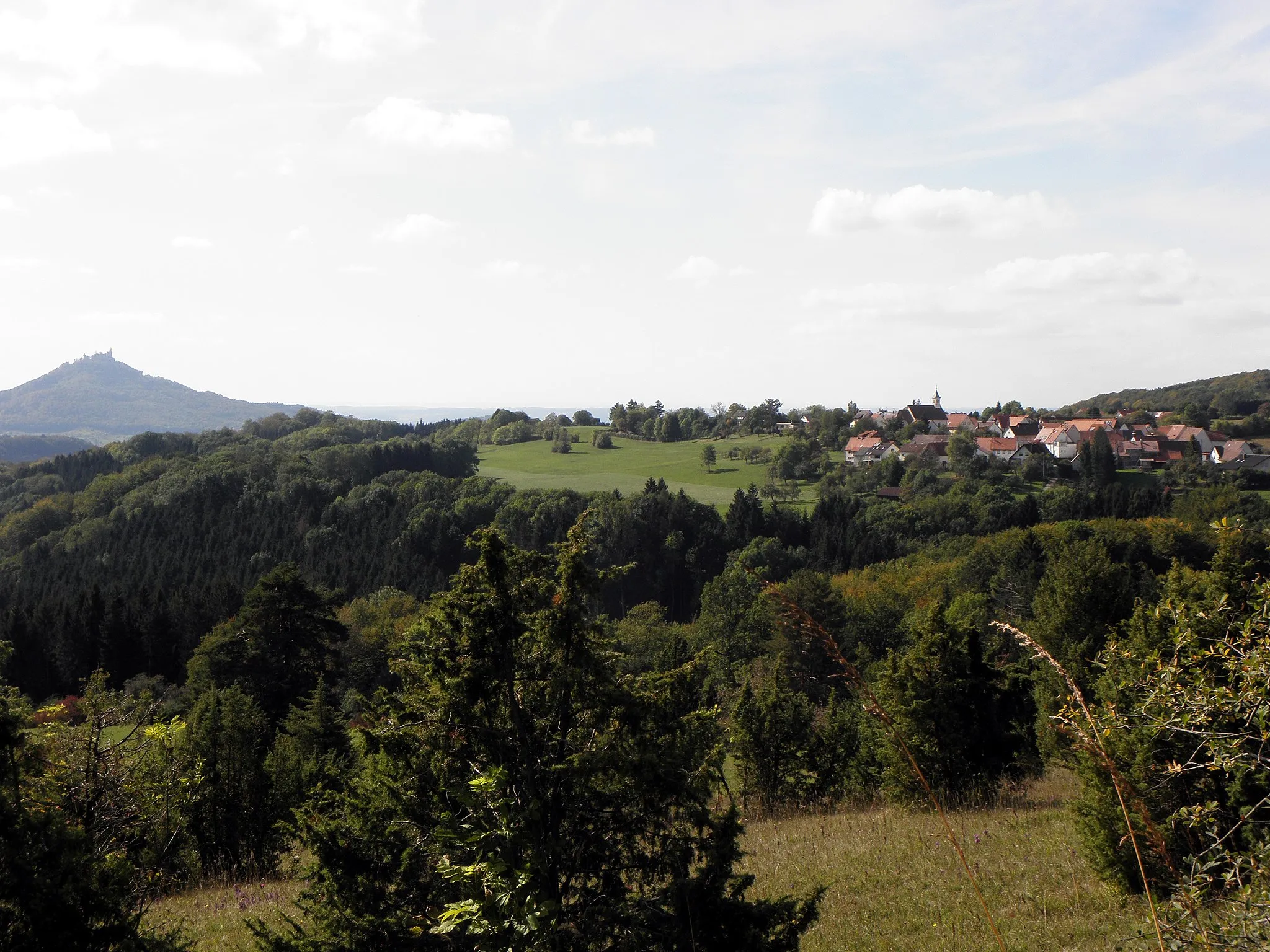 Photo showing: Der Hechinger Teilort Beuren mit der Burg Hohenzollern im Hintergrund