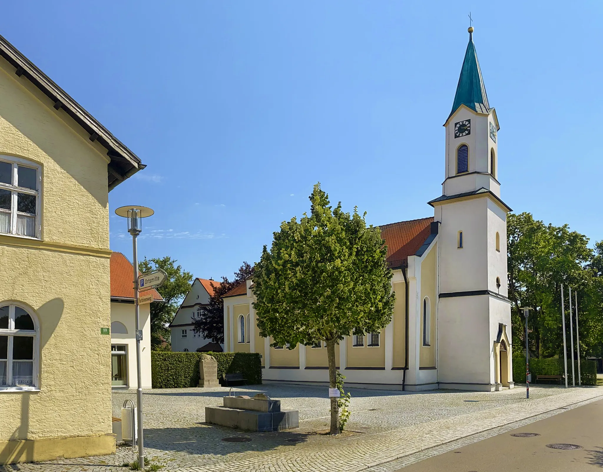 Photo showing: Dorfplatz von Illerzell mit Pfarrkirche St. Ulrich, Pfarrstadel und Pfarrhaus.