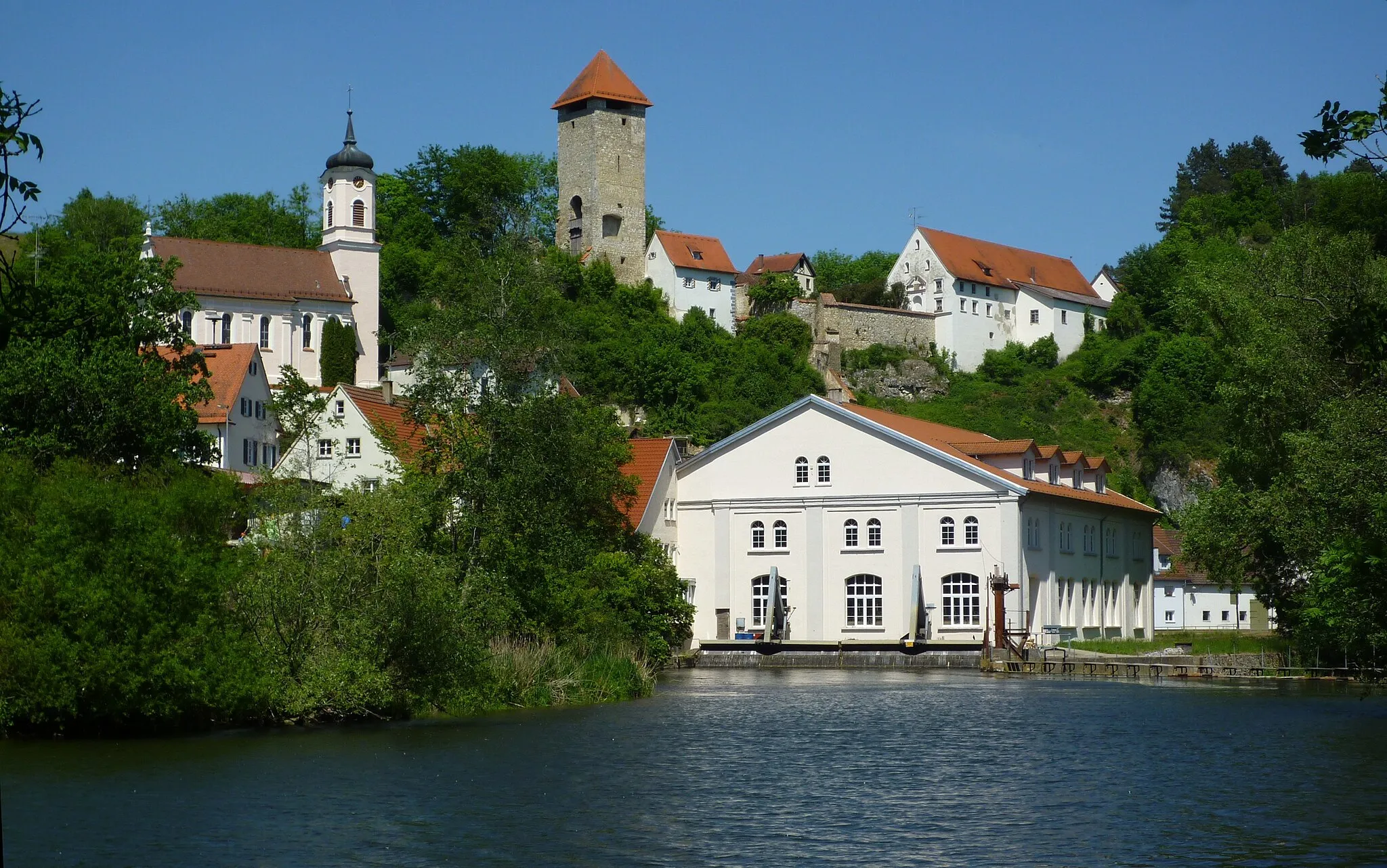 Photo showing: Rechtenstein - Kirche, Burg, Wasserkraftwerk an der Donau