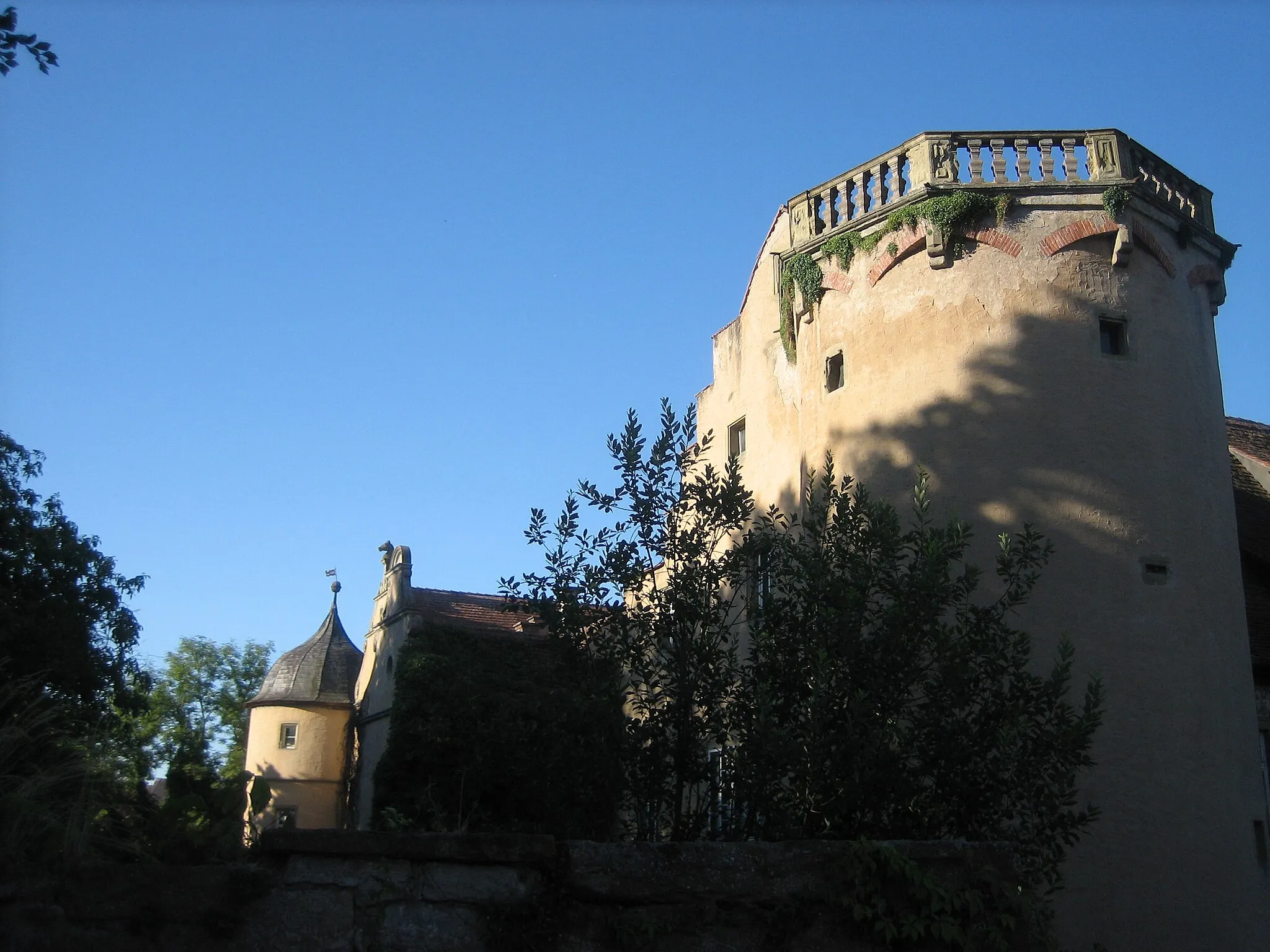 Photo showing: Lage: Mergentheimer Straße 2, Giebelstadt bei Würzburg, Franken/Bayern, Deutschland
Beschreibung: Zobelschloss (Schloss der Zobels), von Gräben umgebene Vierflügelanlage mit Ecktürmen, im Kern 14. Jahrhundert, im Wesentlichen nach 1525 und 1581-85 wiederaufgebaut; mit Ausstattung; zugehöriger parkartiger Garten; heute in Privatbesitz: Aktennr. in bay. Denkmalpflege: D-6-79-138-3:

Das Bild zeigt den nordöstlichen Schlossturm mit flachem Aussichtsdach.