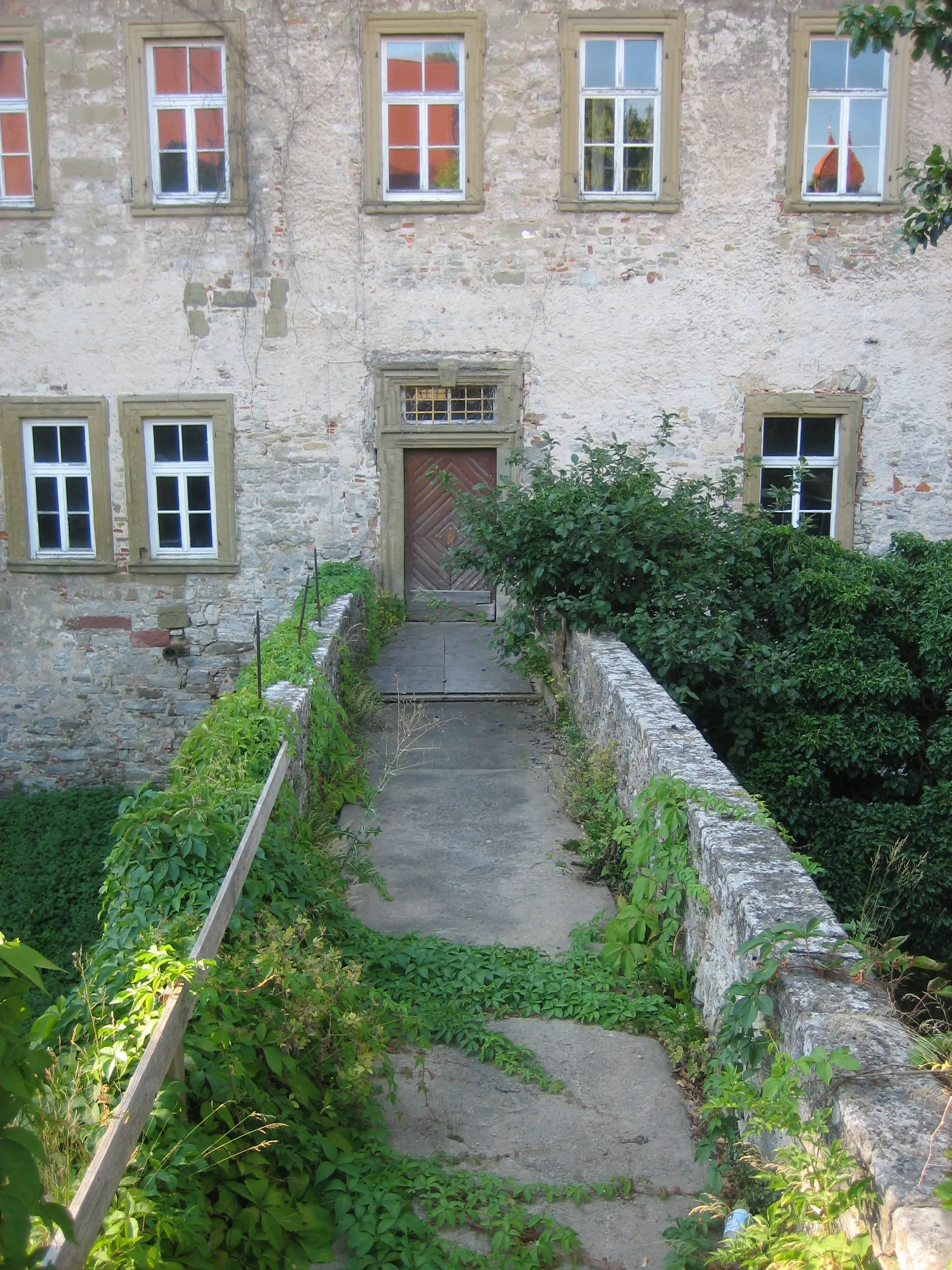 Photo showing: Beschreibung: Zobelschloss (Schloss der Zobels), von Gräben umgebene Vierflügelanlage mit Ecktürmen, im Kern 14. Jahrhundert, im Wesentlichen nach 1525 und 1581-85 wiederaufgebaut; mit Ausstattung; zugehöriger parkartiger Garten; heute in Privatbesitz; Aktennr. in bay. Denkmalpflege: D-6-79-138-3: 
Das Bild zeigt den nördlichen Seiteneingang über eine kleine Brücke.