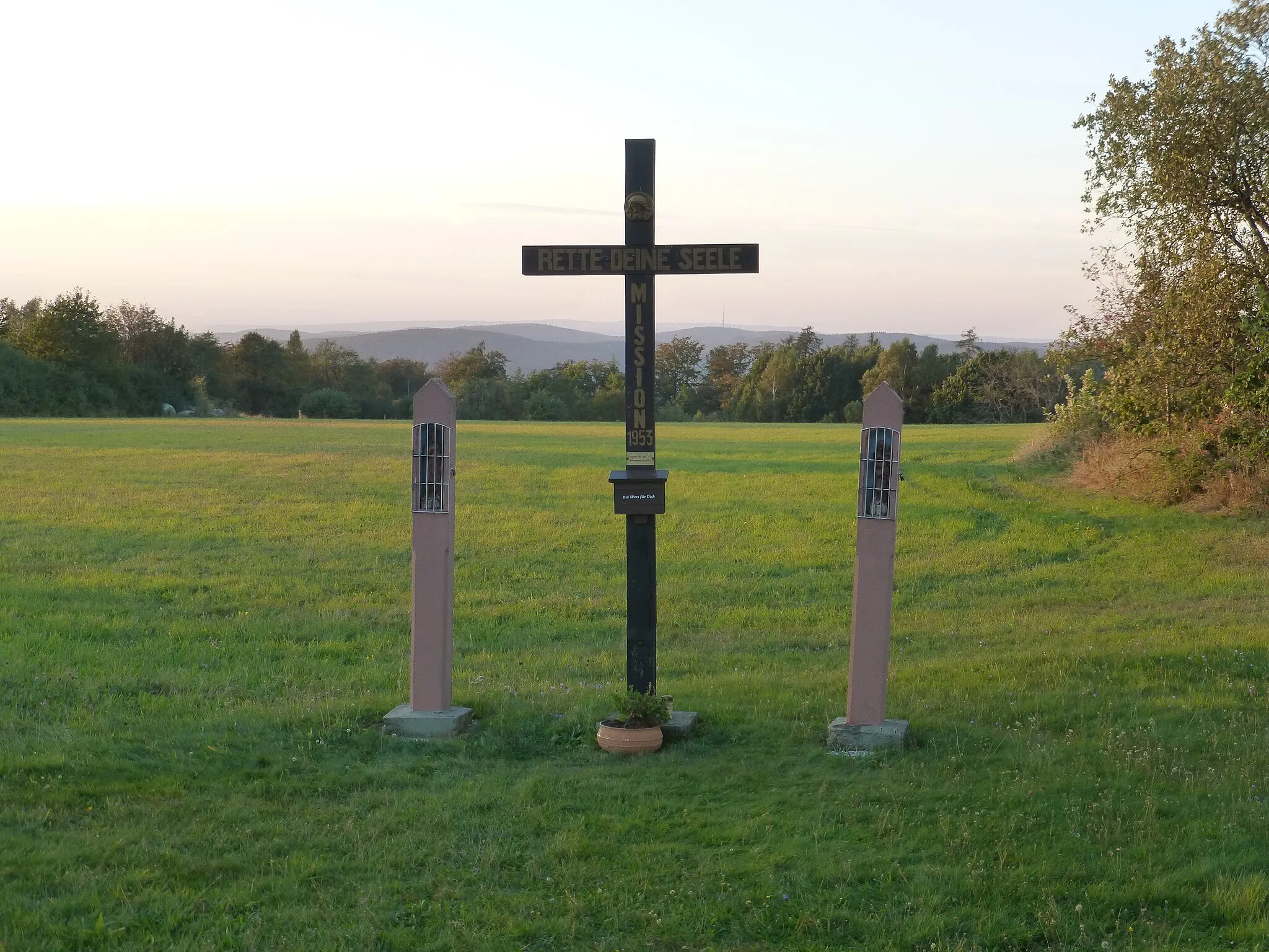 Photo showing: Bildstöcke und Kreuz nahe dem Ludwig-Keller-Turm auf der Geißhöhe