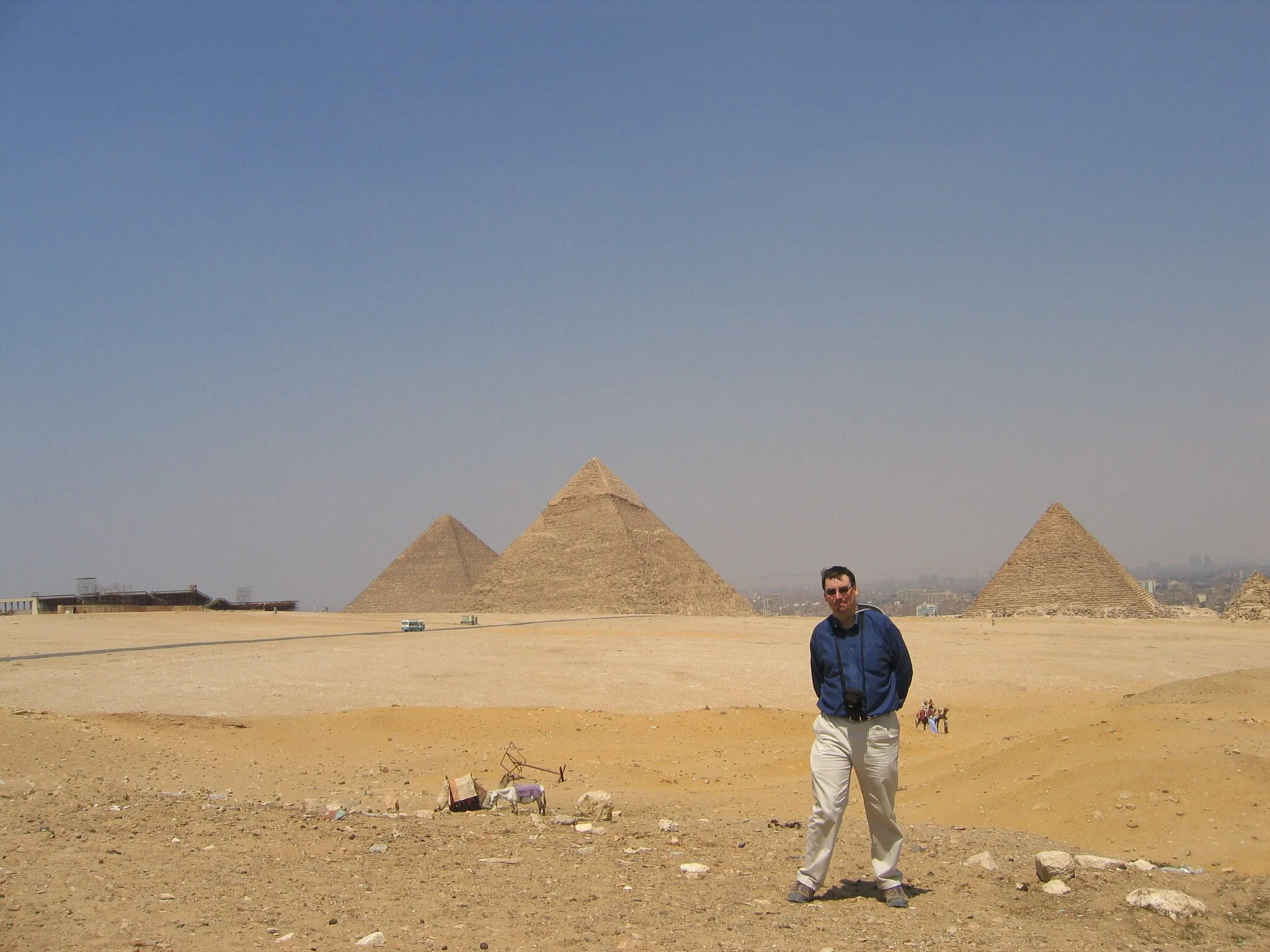 Photo showing: David Eicher at the Giza Pyramids, Egypt, at the time of the transit of Venus, June 2004.