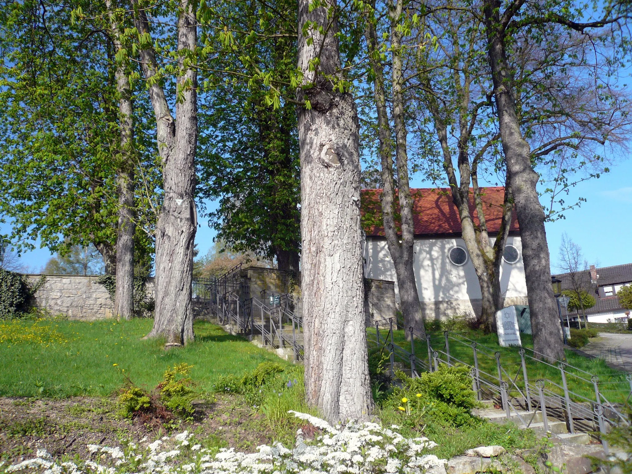 Photo showing: Baumgang am Friedhof bei Maßbach