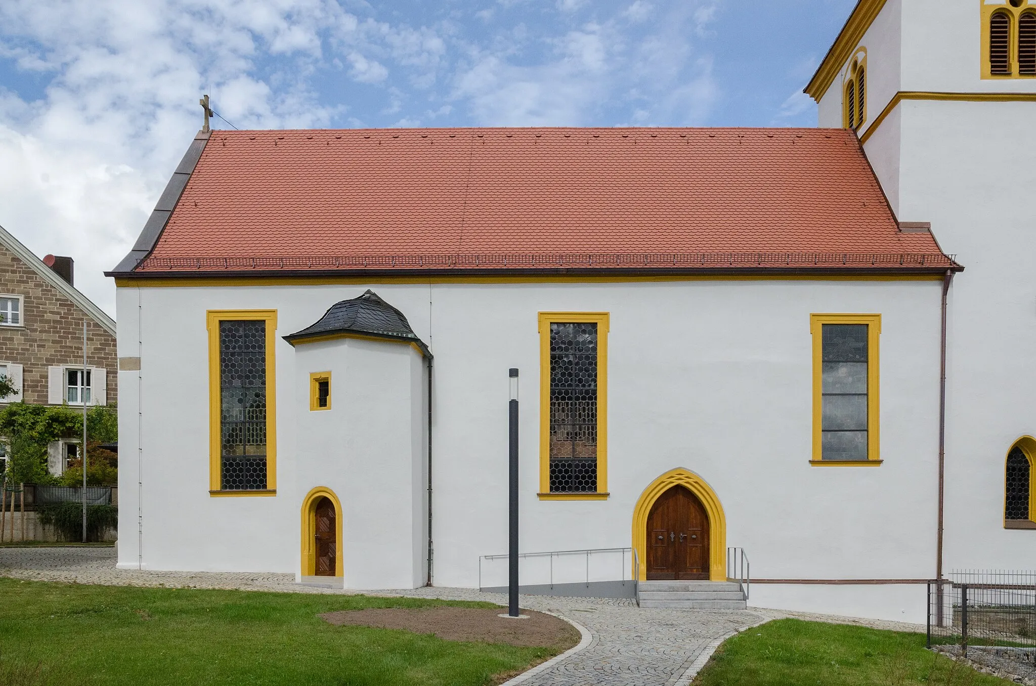 Photo showing: Maßbach, St. Barholomäus, Sep. 2013 nach der Außenrnovierung