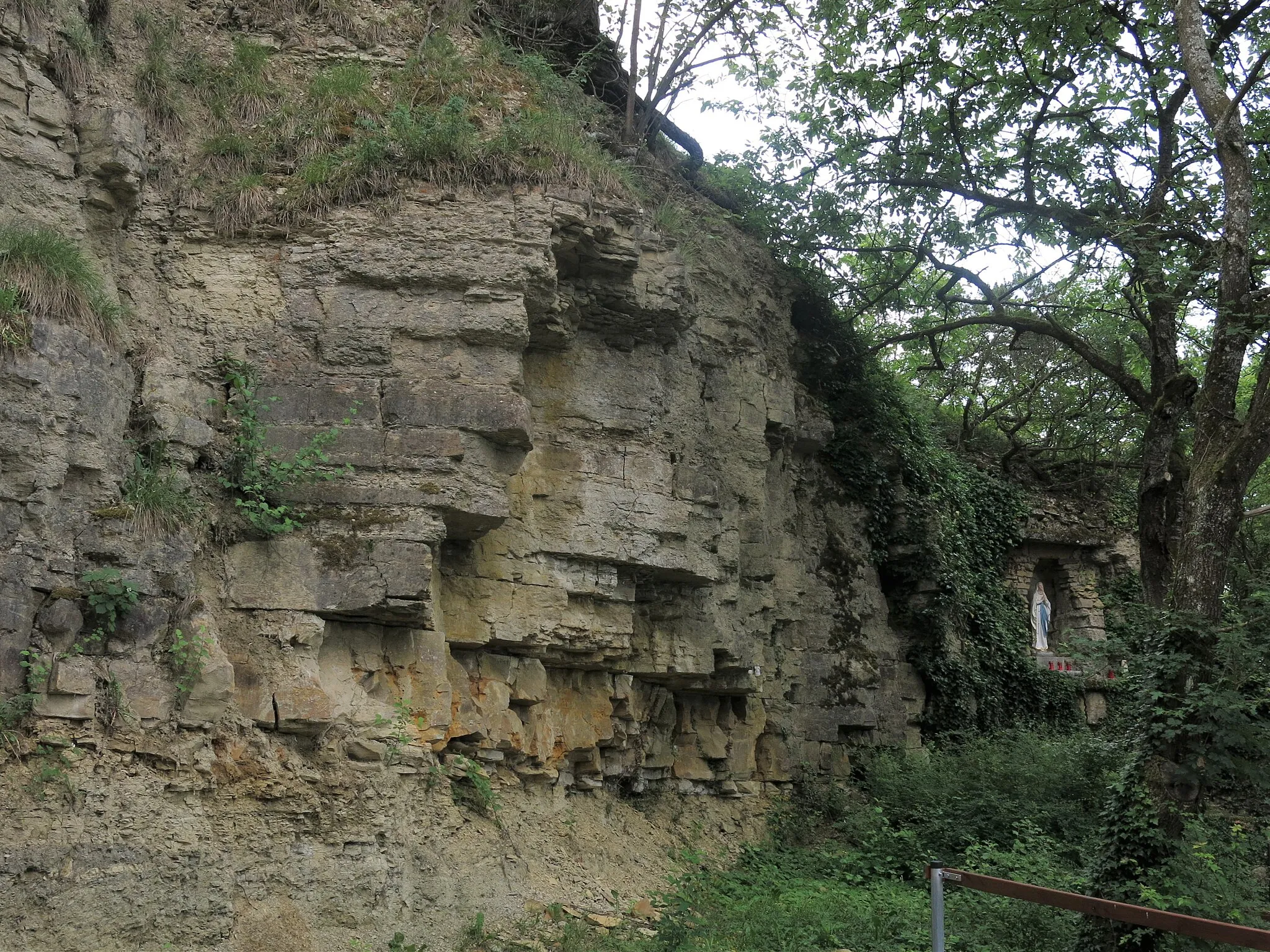 Photo showing: NSG Grainberg Kalbenstein und Saupurzel - der Steinbruch unterhalb des Grainbergs im Mai 2018, rechts hinten die "Lourdesgrotte" aus den späten 1950er Jahren