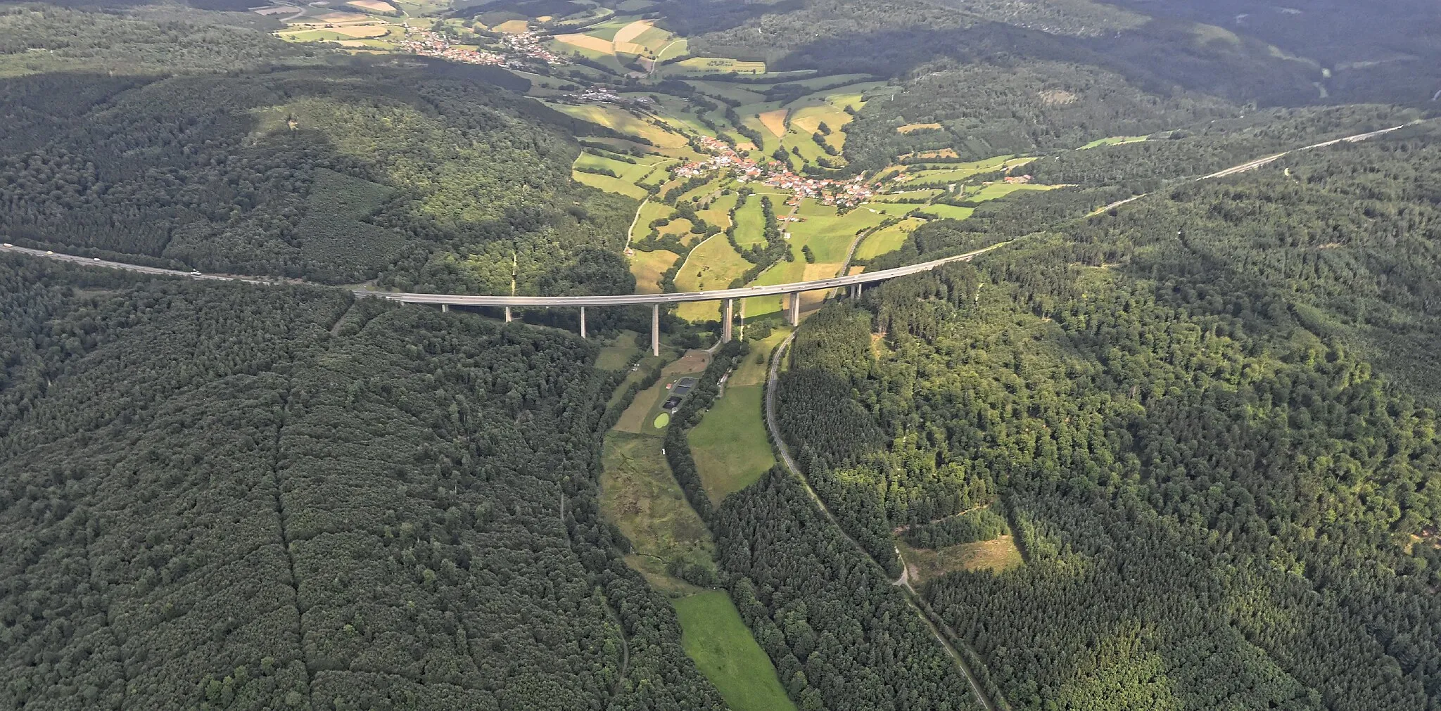 Photo showing: Bilder vom Flug Nordholz-Hammelburg 2015: Die Autobahn A 7 mit der Grenzwaldbrücke; dahinter Speicherz.