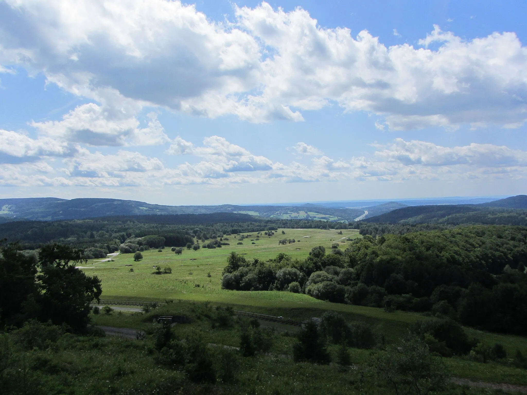 Photo showing: Blick vom Hang des Kleinen Auersbergs, in der mittleren Bildfläche von links nach rechts:
Platzer Kuppe, Schilderckersberg, Lindenstumpf, A7, Mettermich, Pilsterköpfe, und Dreistelz