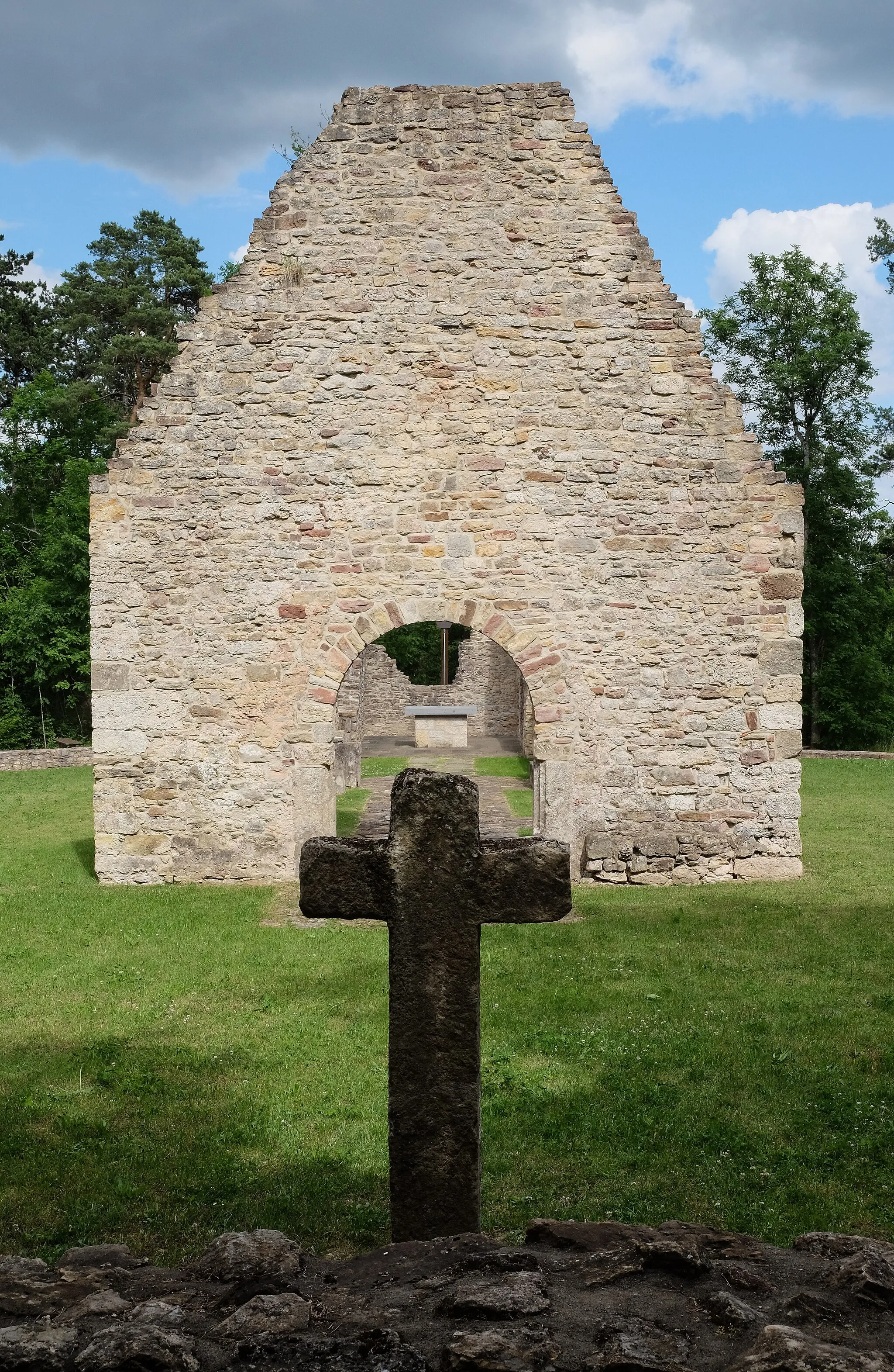 Photo showing: Church ruin St. Michael, Michlsberg, Münnerstadt-Burghausen, district Bad Kissingen, Bavaria, Germany
