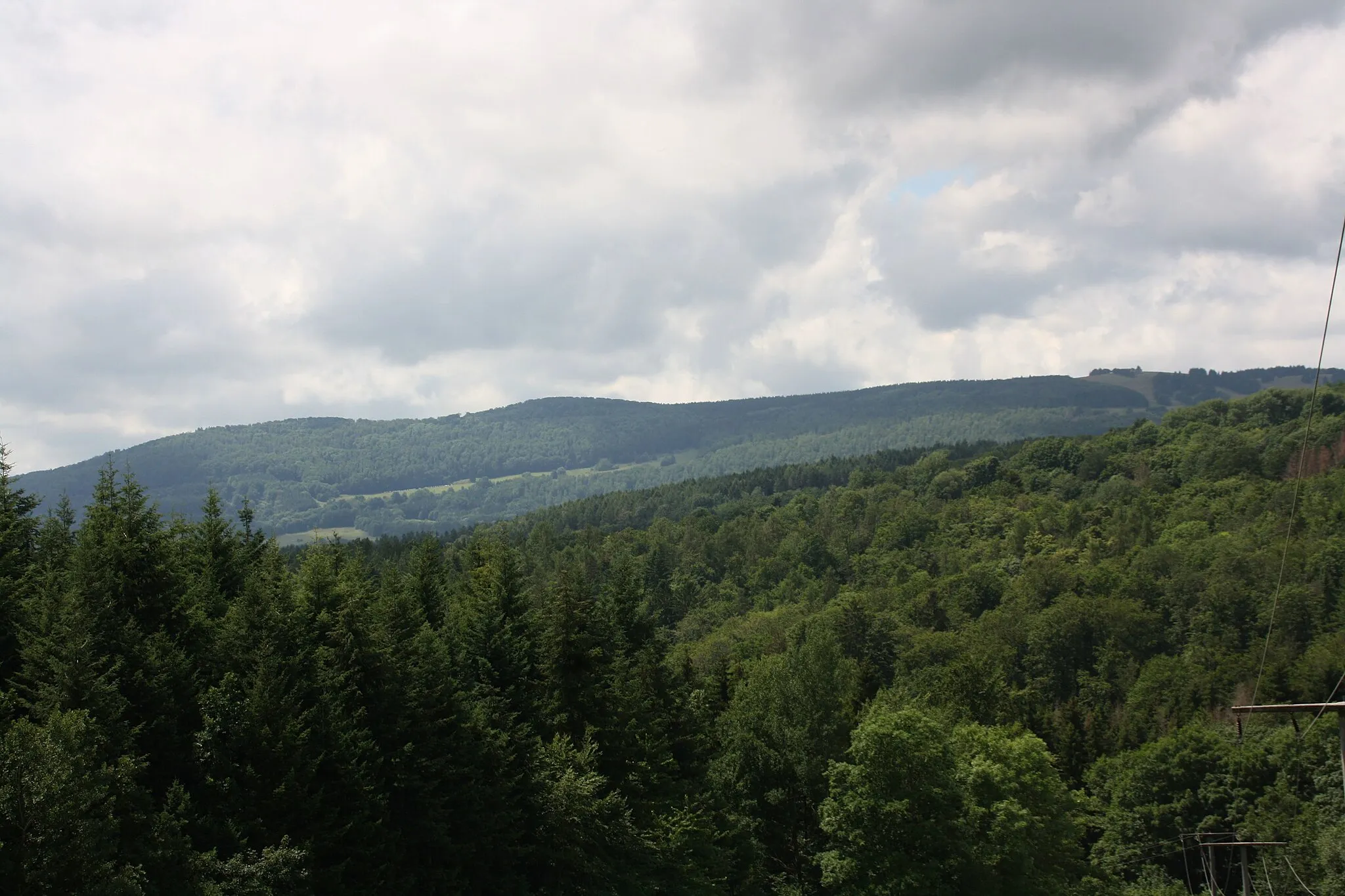 Photo showing: Blick vom Dörfchen Kilianshof zu den Schwarzen Bergen, Bayerische Rhön