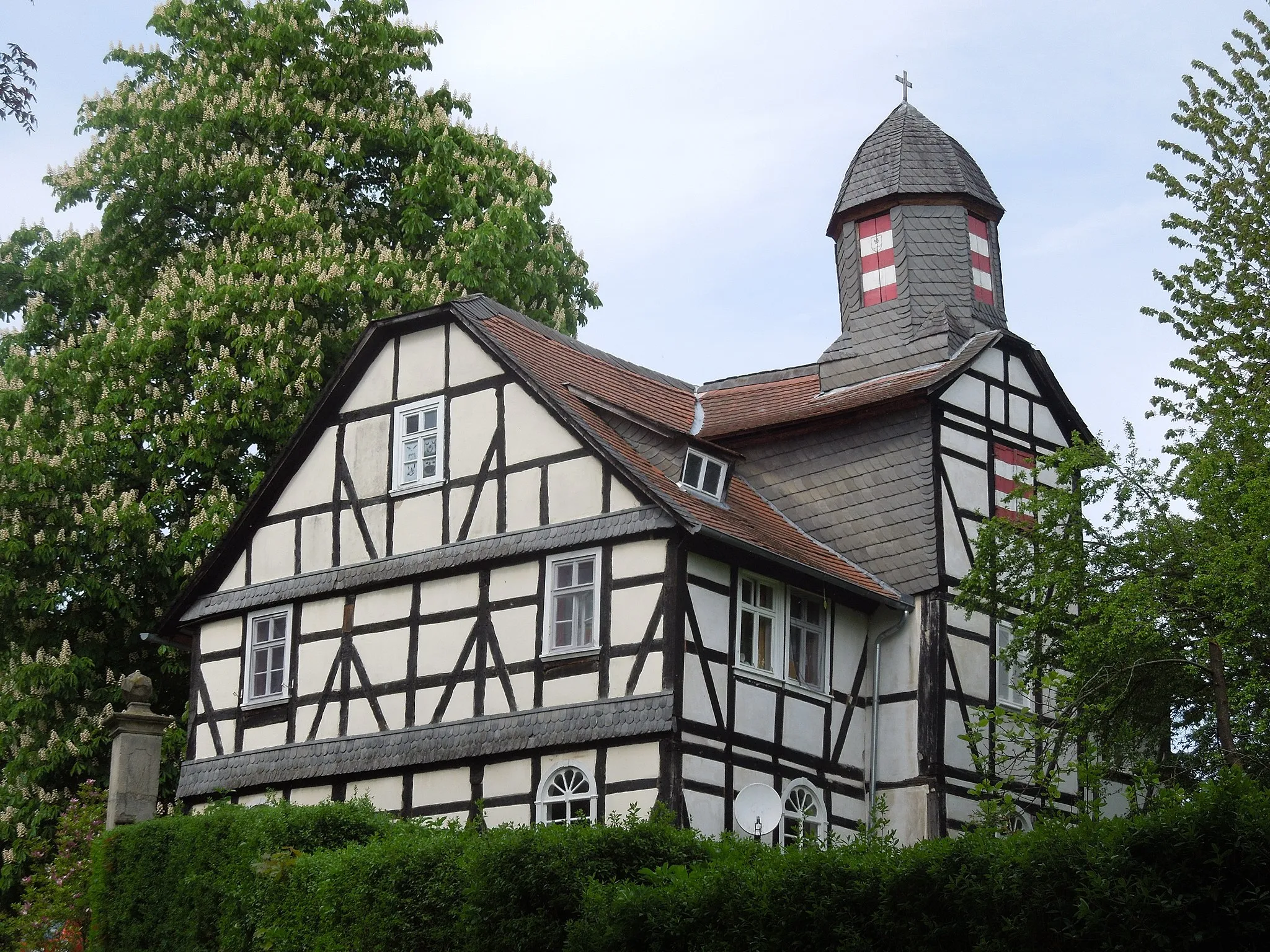 Photo showing: Ehemalige Kirche (mit Försterwohnung im Obergeschoss) in Betzigerode; erbaut 1773, anlässlich seiner Hochzeit, von Ernst Ludwig von Heßberg (1737–1796)