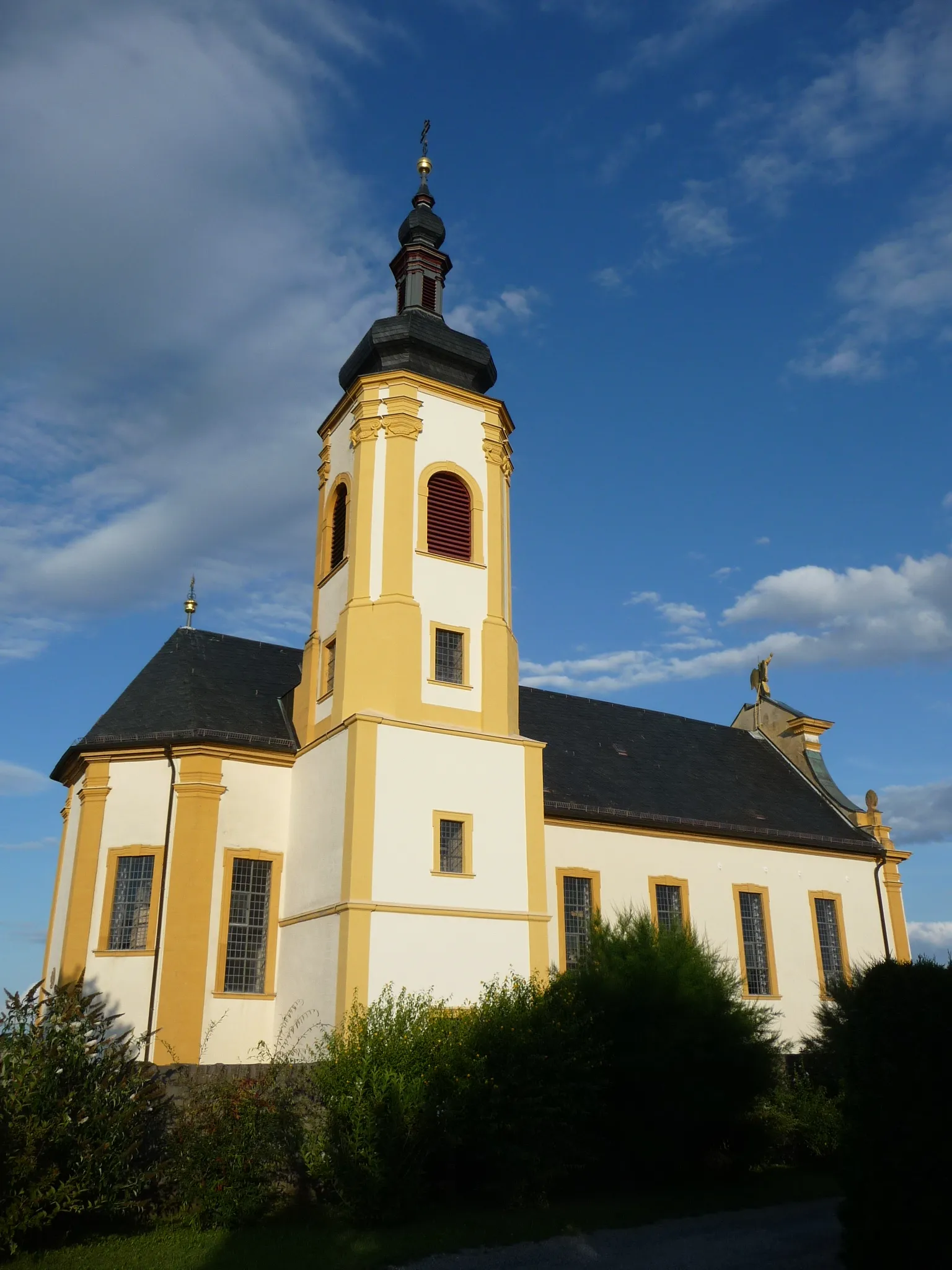Photo showing: katholische Kirche Heiliger Schutzengel und Jakobus der Ältere in Gaukönigshofen, Unterfranken