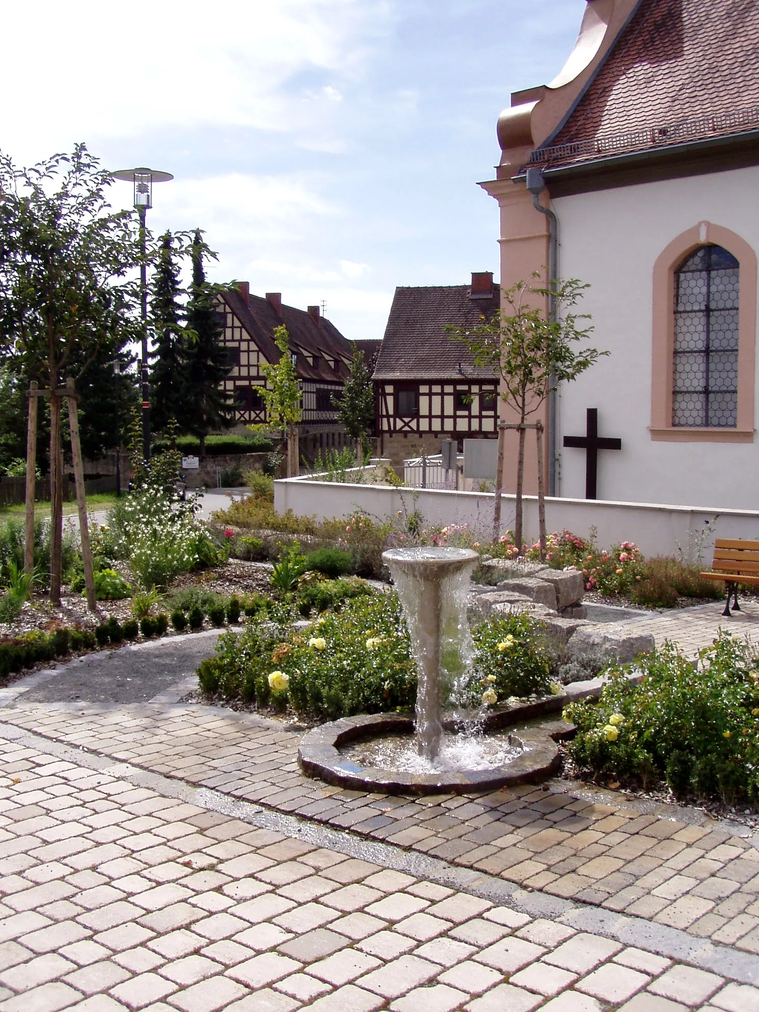 Photo showing: Der sanierte Dorfplatz von Erlabronn