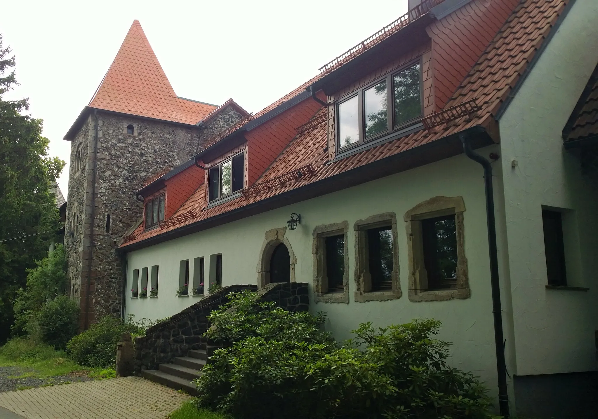 Photo showing: Jagdschloss Holzberg, Miiteltrakt des 17. Jahrhunderts mit quadratischem Ostturm